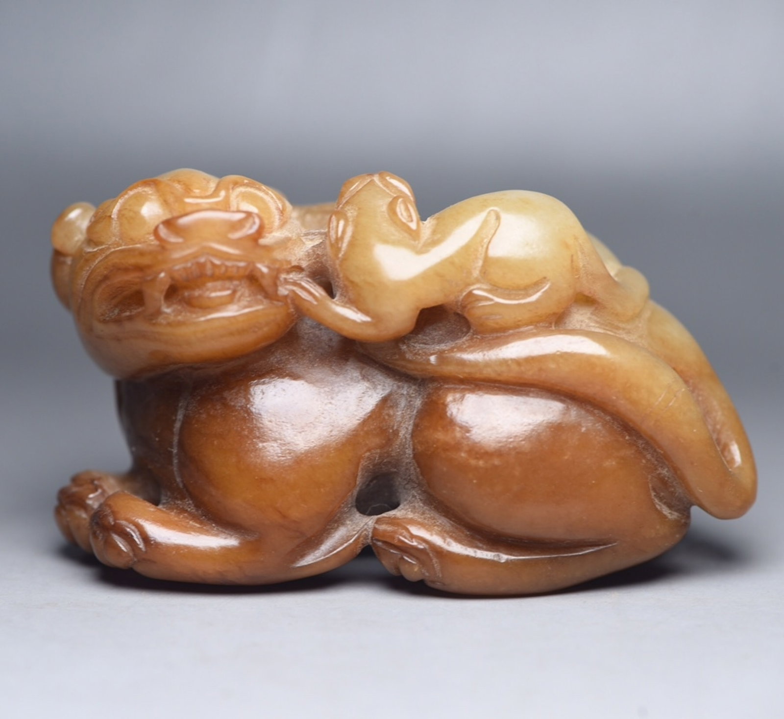 An Exquisite White Jade Beast Ornament: An Exquisite White Jade Beast Ornament,Qing Dynasty,China,Size:3.3inx1.9inx1.7in,Weight:260g 白玉兽摆件,中国清代
