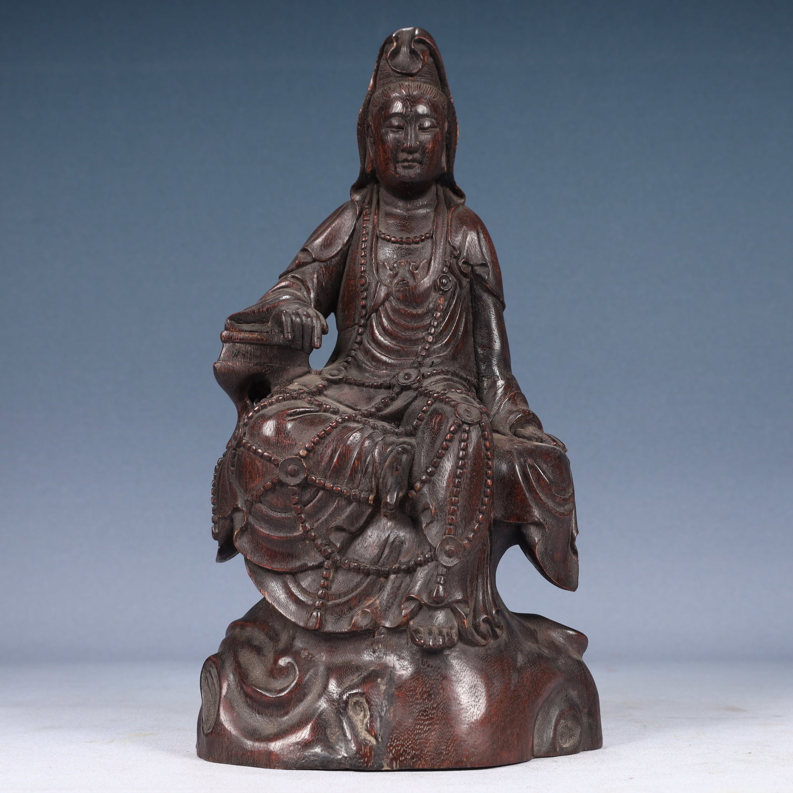 An Exquisite Redwood Statue of Avalokitesvara: An Exquisite Redwood Statue of Avalokitesvara,Qing Dynasty, China,Size:6.3inx5.1inx12.2in,Weight:600g 沉香木观音像,中国清代