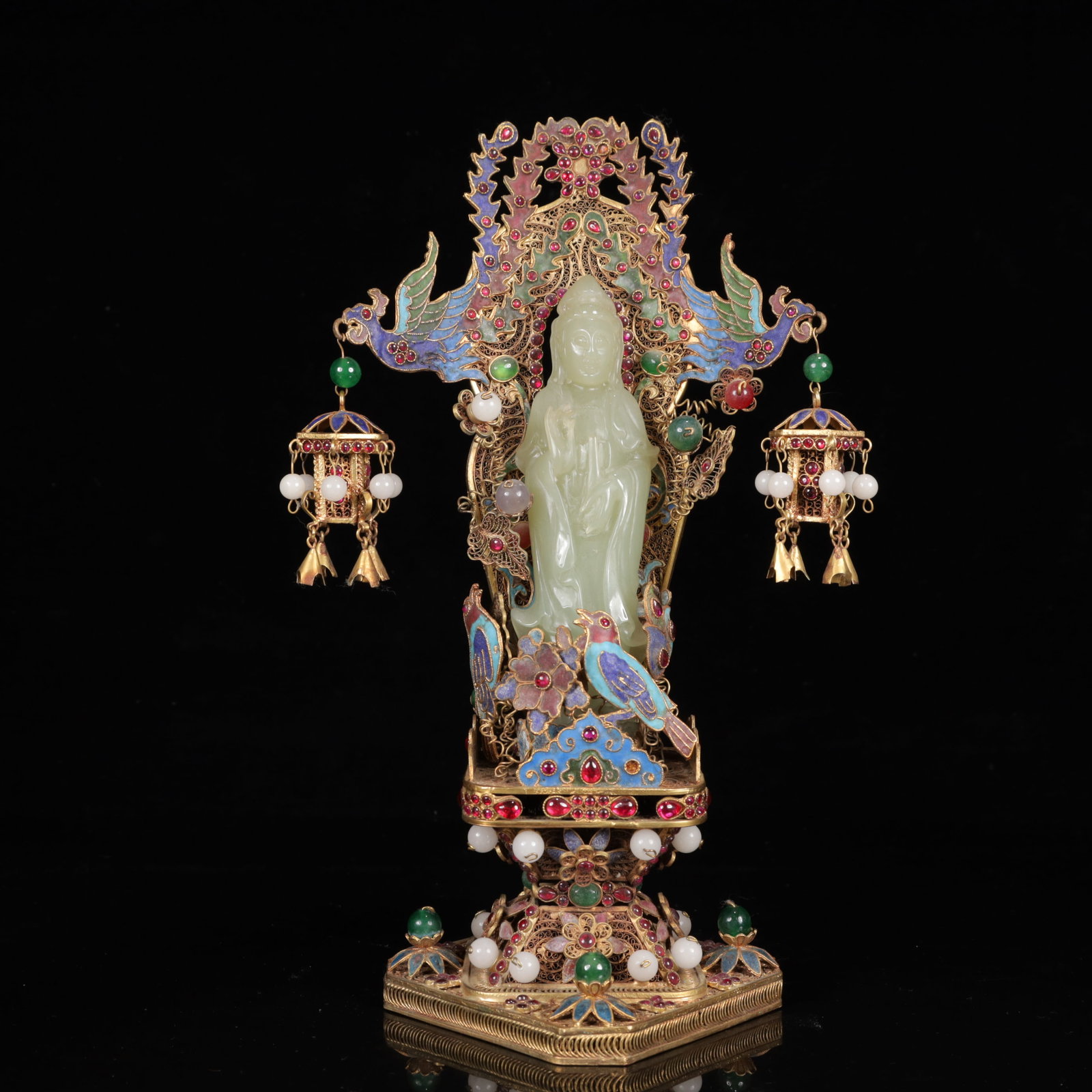 An Exquisite Gilt Bronze Inlaid Gems Statue of Avalokitesvara,Inlaid Gems: An Exquisite Gilt Bronze Inlaid Gems Statue of Avalokitesvara,Inlaid Gems,Qing Dynasty,China,Qianlong Four-character Mark,Size:7.5inx5.1inx12.2in,Weight:1100g 铜鎏金嵌百&