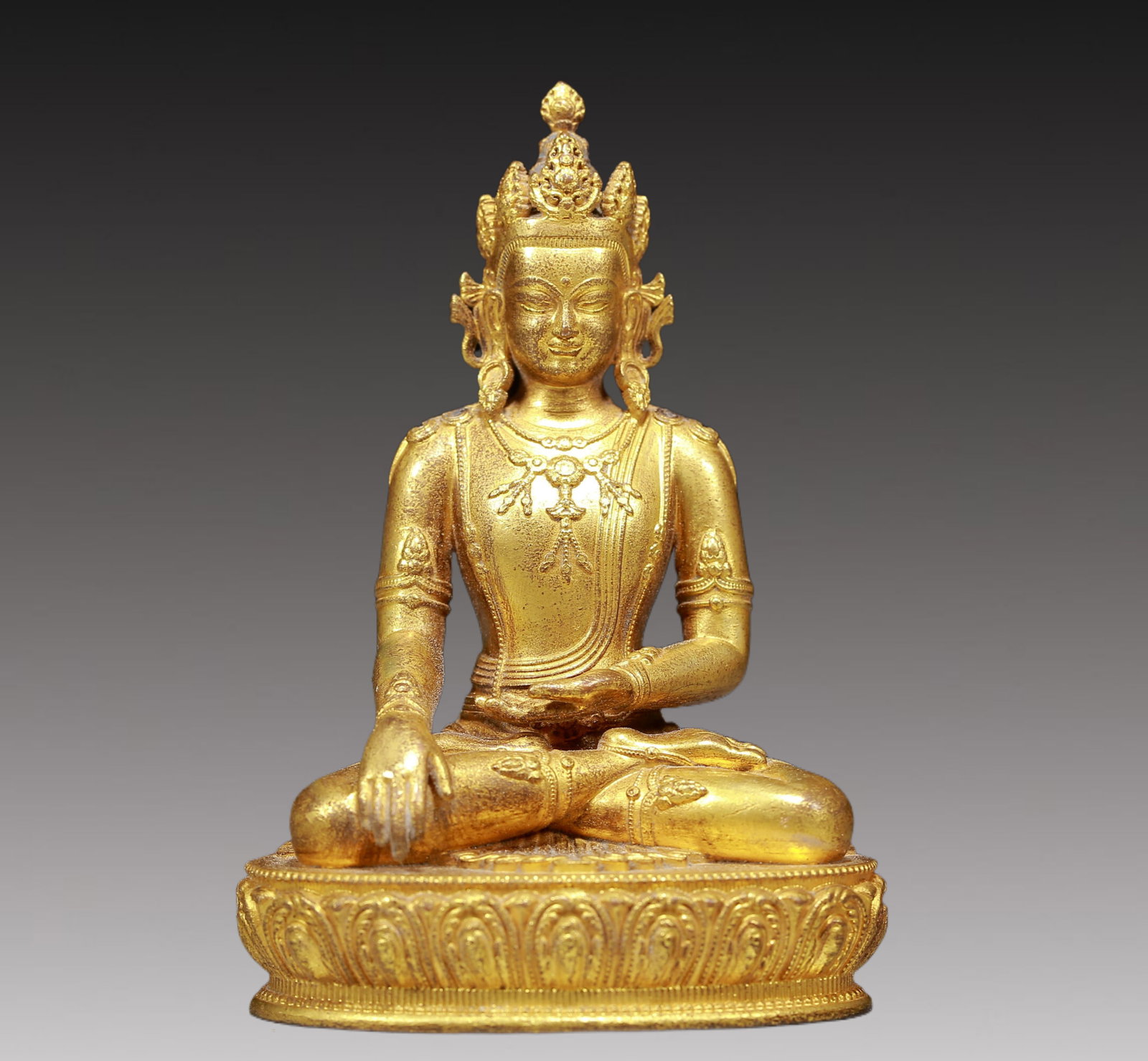 A Solemn Gilt Bronze Statue of Avalokitesvara: A Solemn Gilt Bronze Statue of Avalokitesvara,Ming Dynasty, China,Size:2.8inx2.2inx3.9in,Weight:240g 铜鎏金观音像，明代