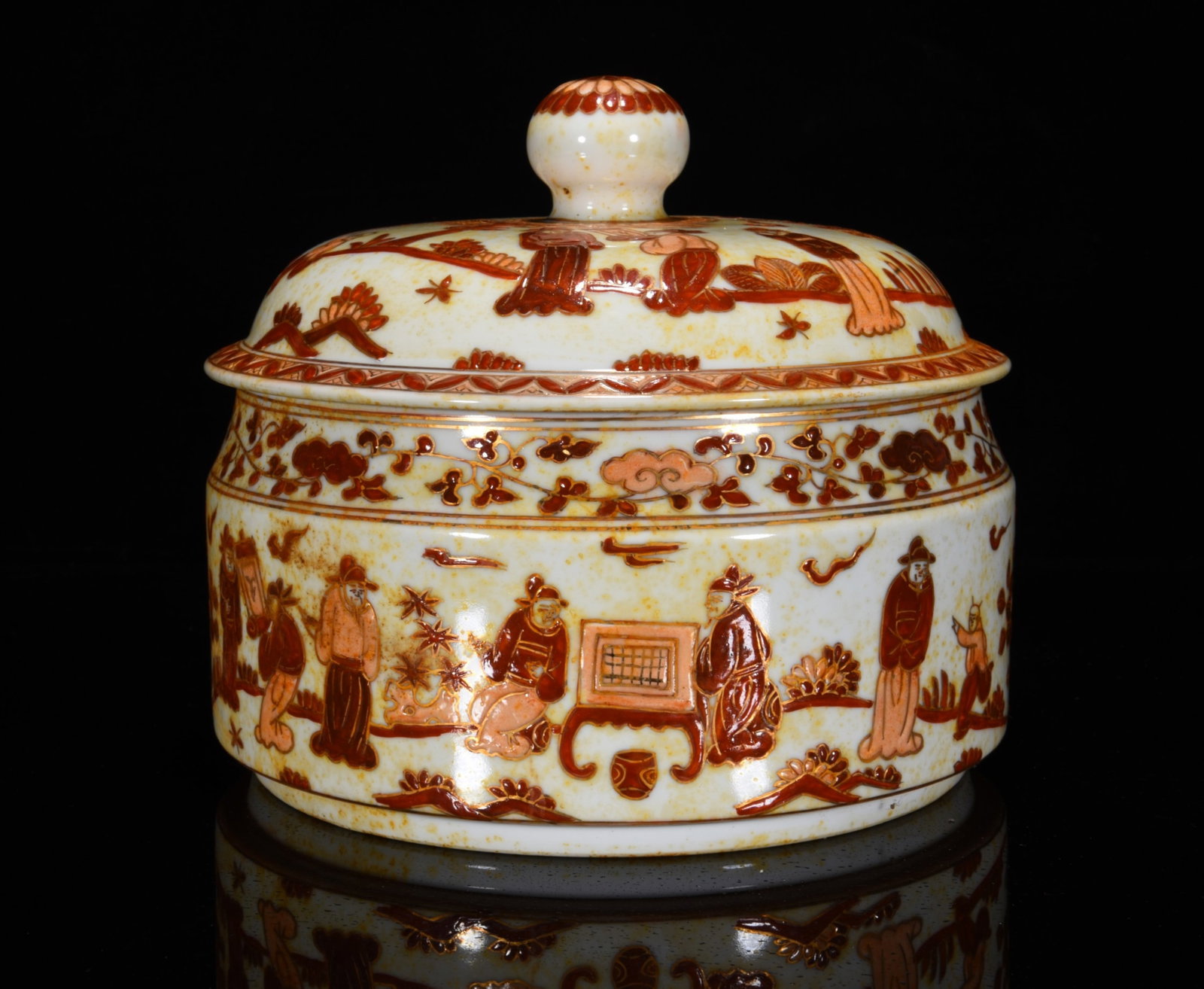 An Exquisite Iron-Red Painted Gold Character and Story Pattern Jar with Cover: An Exquisite Iron-Red Painted Gold Character and Story Pattern Jar with Cover,Ming Dynasty,China,Xuande Six-character Mark,Size:7.9inx8.3in 矾红描金人物故