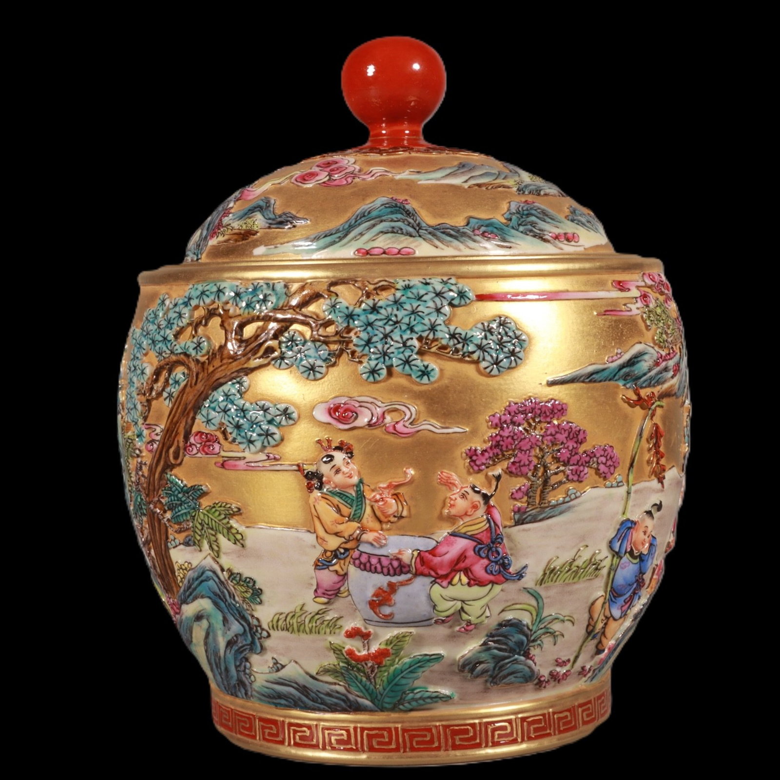 An Exquisite Enamel Gold Ground Character and Story Pattern Jar with Cover: An Exquisite Enamel Gold Ground Character and Story Pattern Jar with Cover,Qing Dynasty,China,Qianlong Six-character Mark,Size:6.3inx5.1in 珐琅彩金地人物ă