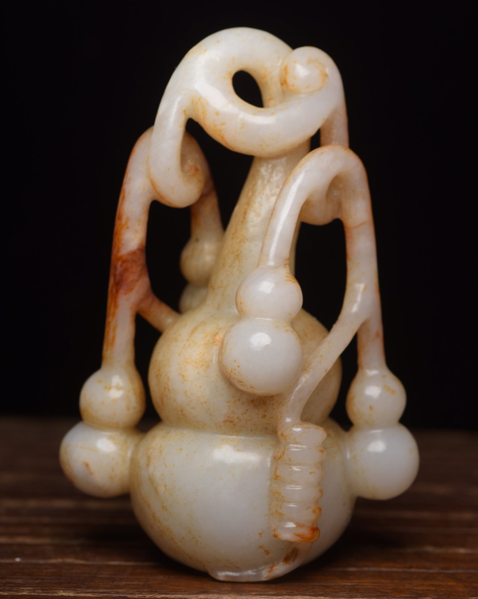 An Exquisite White Jade Gourd Ornament: An Exquisite White Jade Gourd Ornament,Qing Dynasty,China,Size:4.3inx2.8inx2.2in,Weight:267g 白玉葫芦摆件,中国清代
