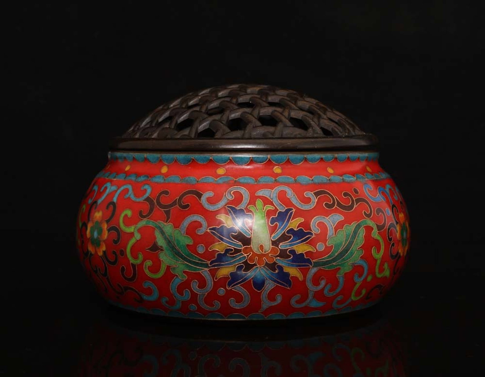 An Exquisite Cloisonne Flower Pattern Censer: An Exquisite Cloisonne Flower Pattern Censer,Qing Dynasty,China,Qianlong Four-Character Mark,Size:4.3inx6.3in,Weight:1320g 景泰蓝花卉纹香炉,中