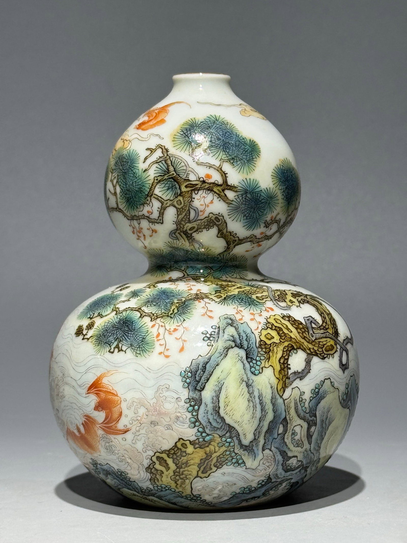 An Exquisite Famille-Rose Bats Pattern Gourd-Shaped Vase: An Exquisite Famille-Rose Bats Pattern Gourd-Shaped Vase,Qing Dynasty,China,Yongzheng Four-character Mark,Size:4.5inx3.3in 粉彩蝙蝠纹葫芦瓶,中