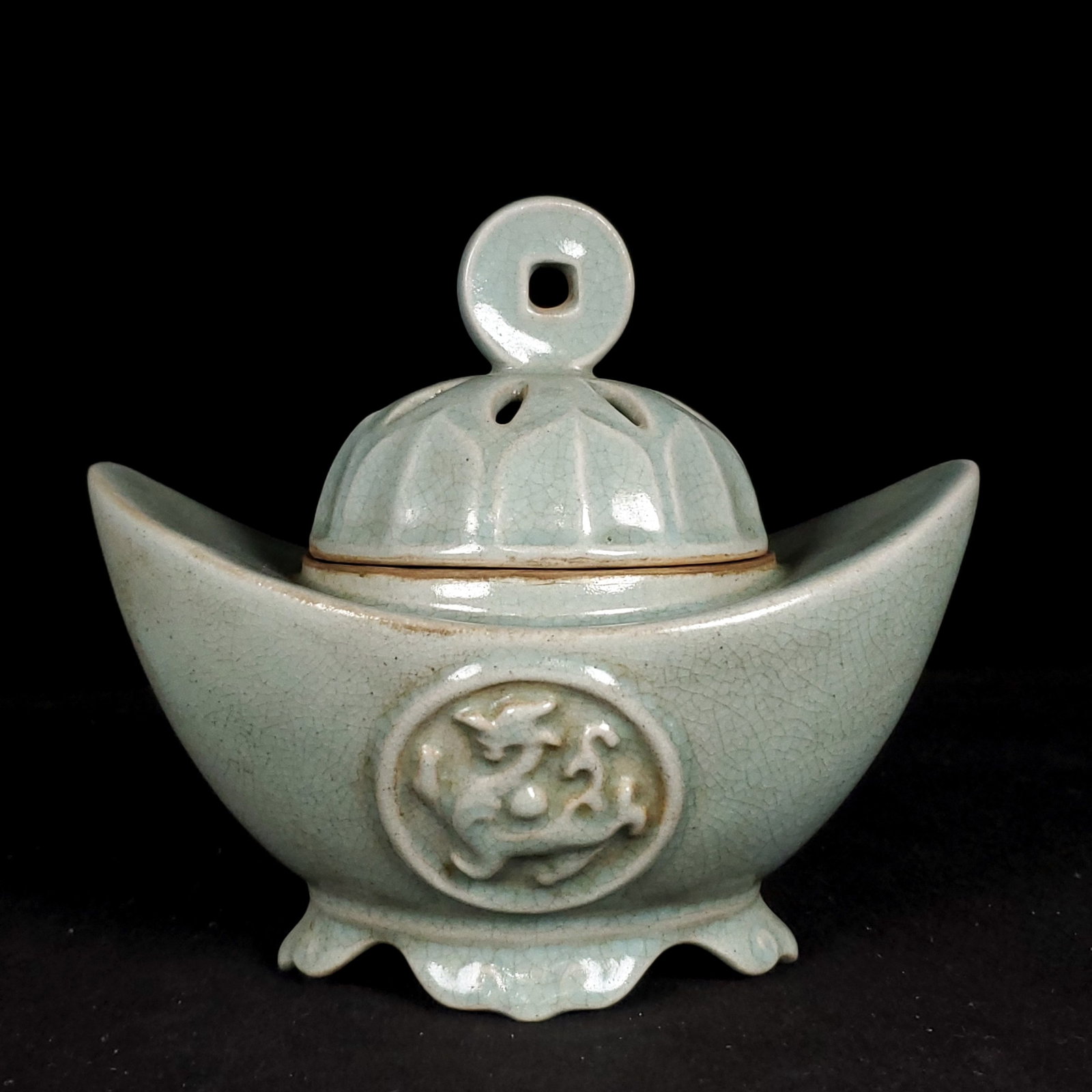 An Exquisite Ru yao Dragon Pattern Censer: An Exquisite Ru yao Dragon Pattern Censer,Song Dynasty,China,Size:6.7inx7.3in 汝窑龙纹香炉,中国宋代