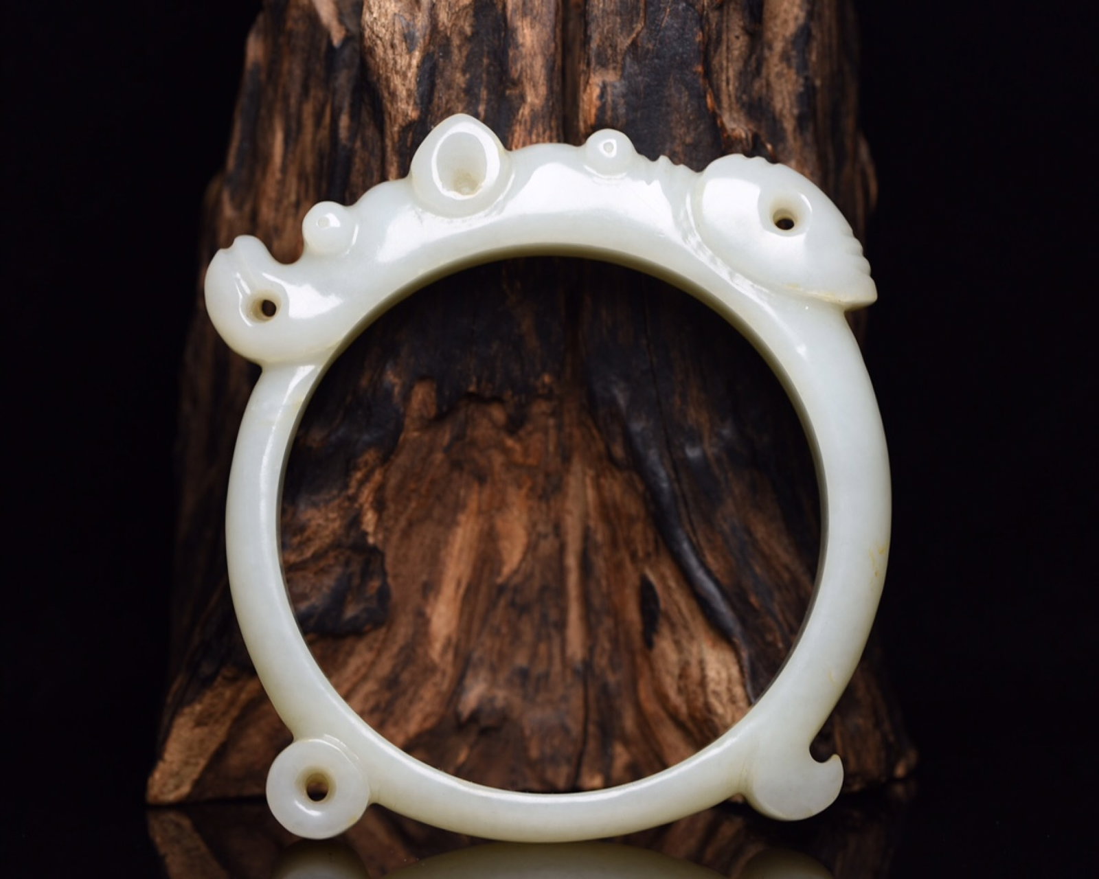 An Exquisite White Jade Ring (1 of 9)