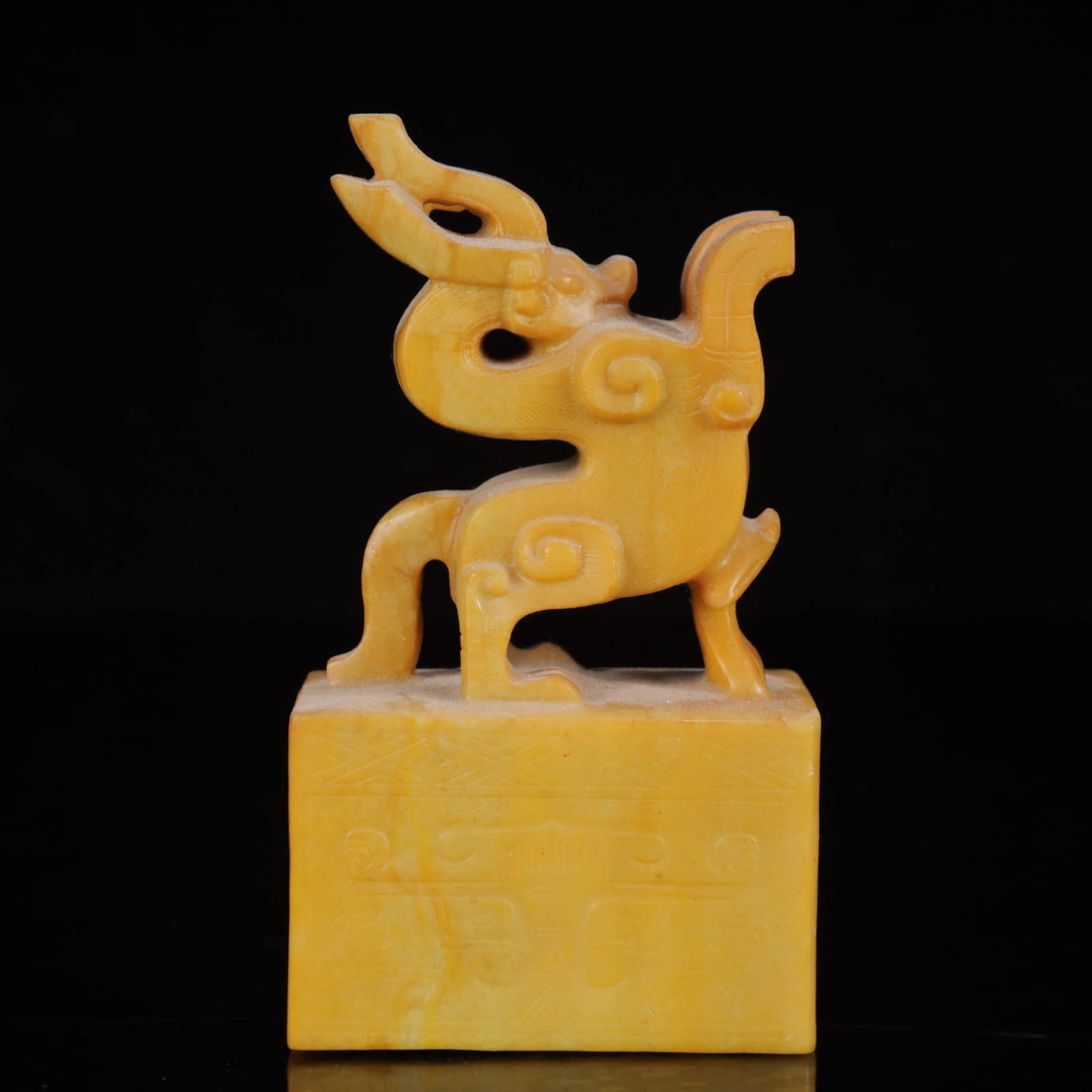 An Exquisite Yellow Jade Deer Seal: An Exquisite Yellow Jade Deer Seal,Qing Dynasty,China,Size:2.8inx1.6inx4.9in,Weight:549g 黄玉鹿印章,中国清代