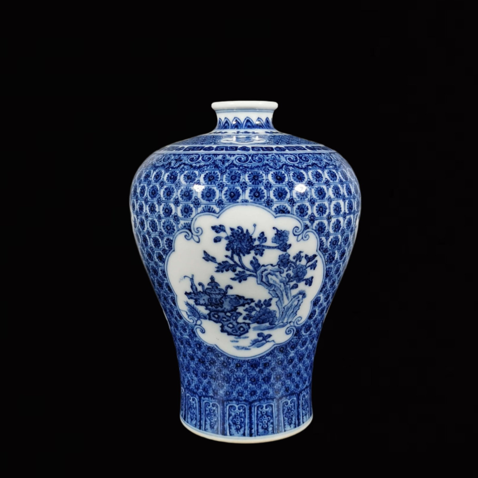 An Exquisite Blue and White Flower Pattern Vase: An Exquisite Blue and White Flower Pattern Vase ,Qing Dynasty, China, Qianlong Six-character Mark,Size:8.7inx6.3in