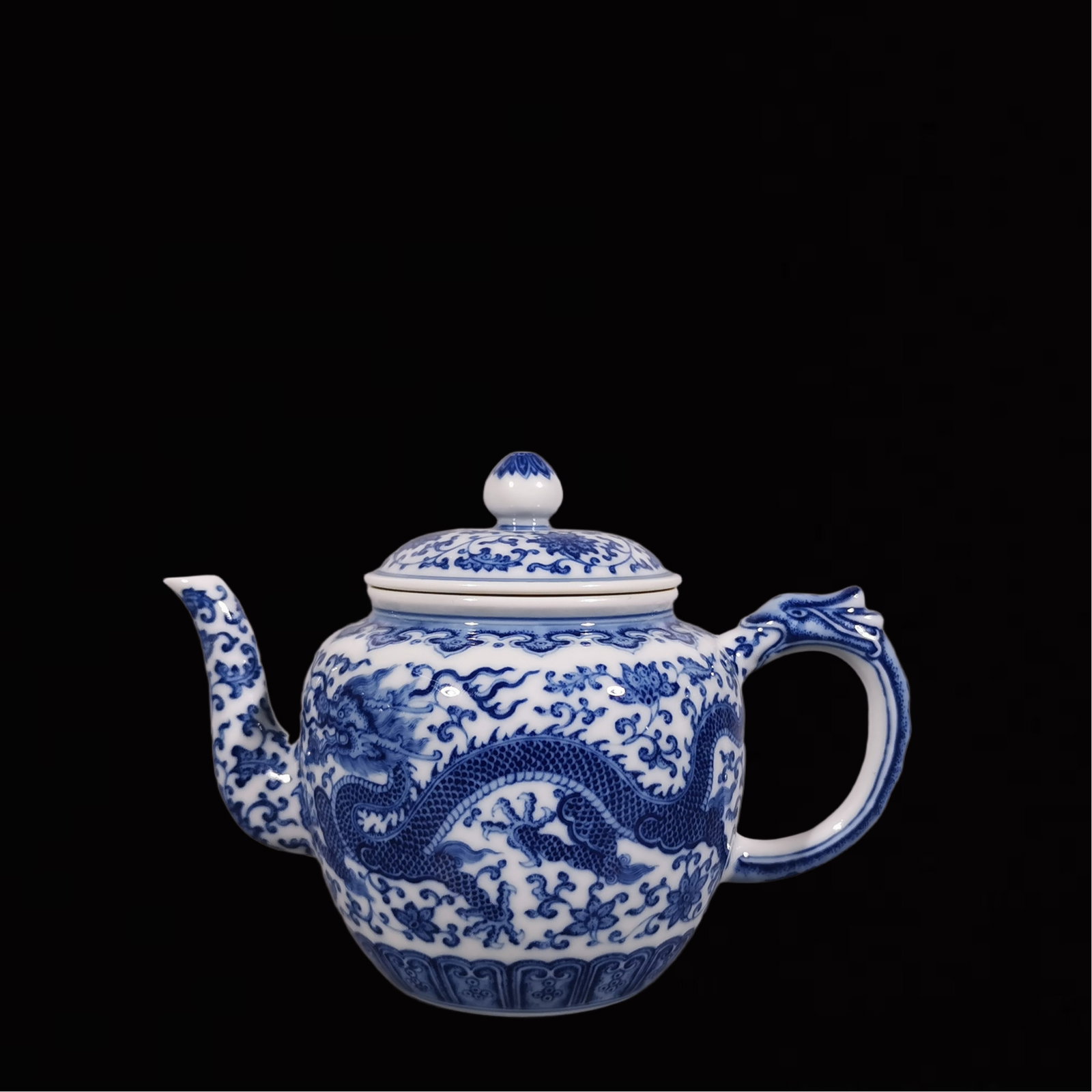 An Exquisite Blue and White Lotus and Dragon Pattern Teapot: An Exquisite Blue and White Lotus Pattern Lotus and Dragon Pattern Teapot ,Qing Dynasty, China, Qianlong Six-character Mark,Size:4.7inx2.8in