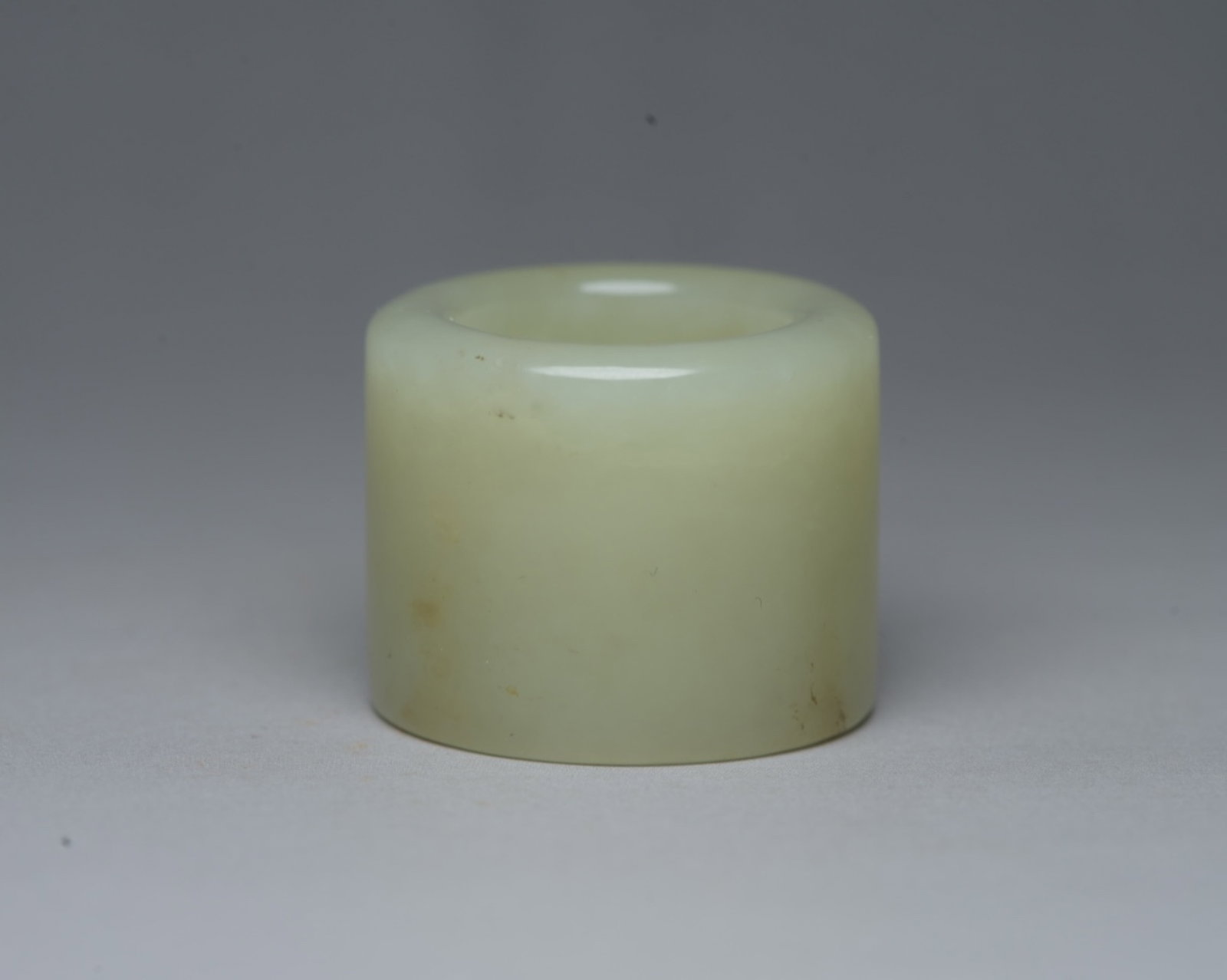 An Exquisite White Jade Thumb Ring - 2