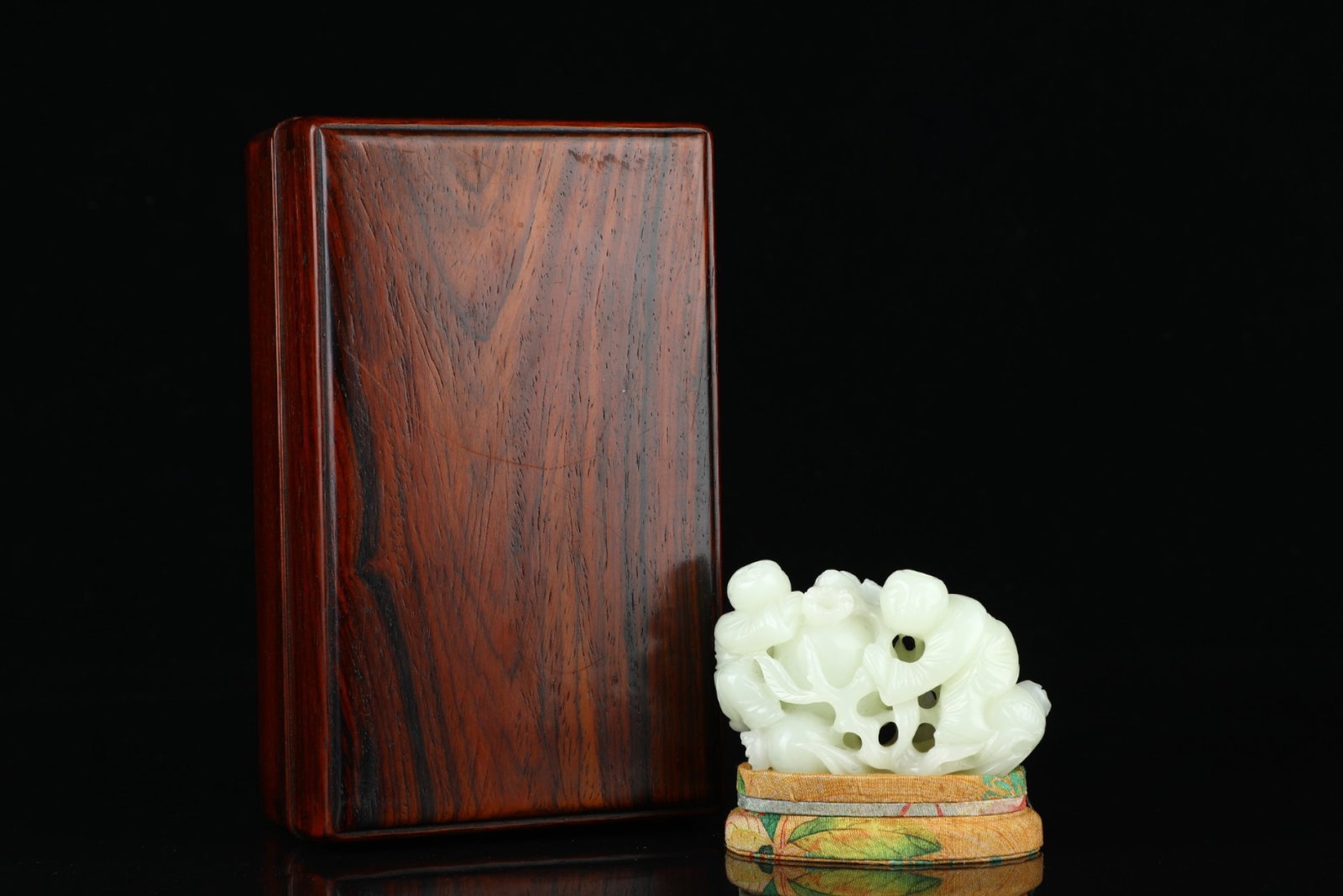An Exquisite White Jade Figure Ornament: An Exquisite White Jade Figure Ornament,Qing Dynasty,China,Size:2inx3.1in,Weight:208g 白玉人物摆件,中国清代