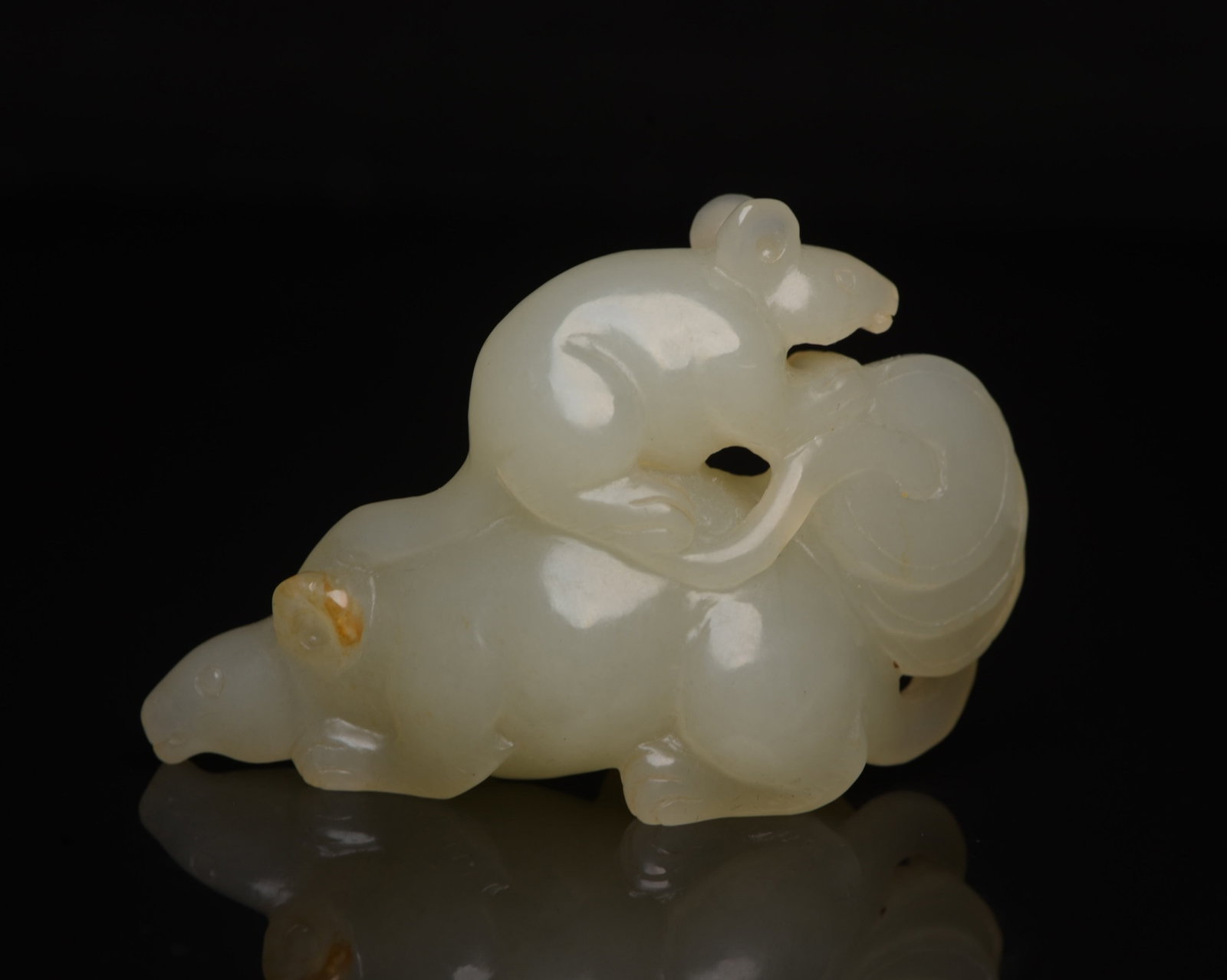 An Exquisite White Jade Mouse Ornament: An Exquisite White Jade Mouse Ornament,Qing Dynasty,China,Size:2.7inx1.8inx0.9in,Weight:70g 白玉老鼠摆件,中国清代