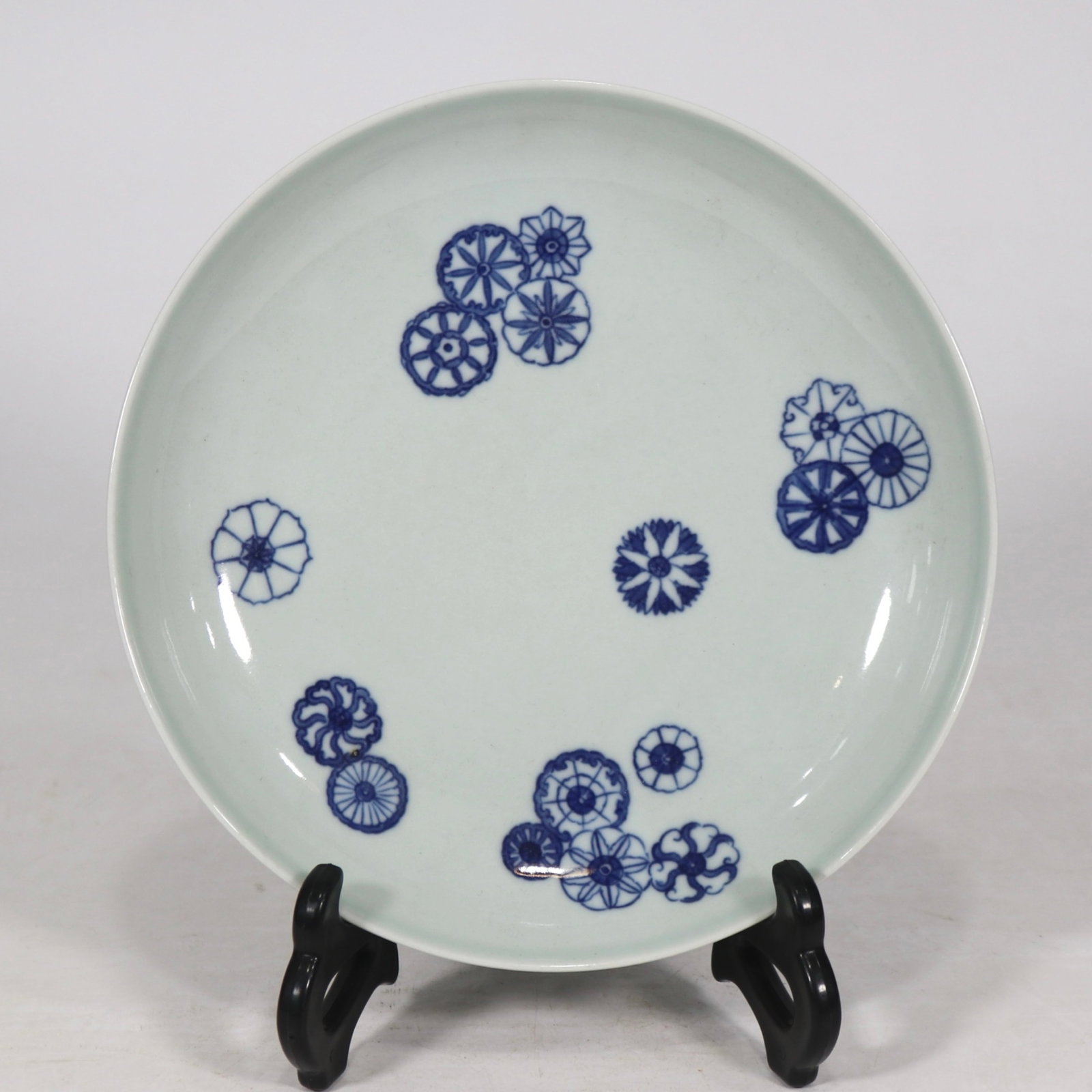 An Exquisite Blue and White Flower Pattern Plate: An Exquisite Blue and White Flower Pattern Plate,Qing Dynasty,China,Qianlong Six-character Mark,Size:7.3in
