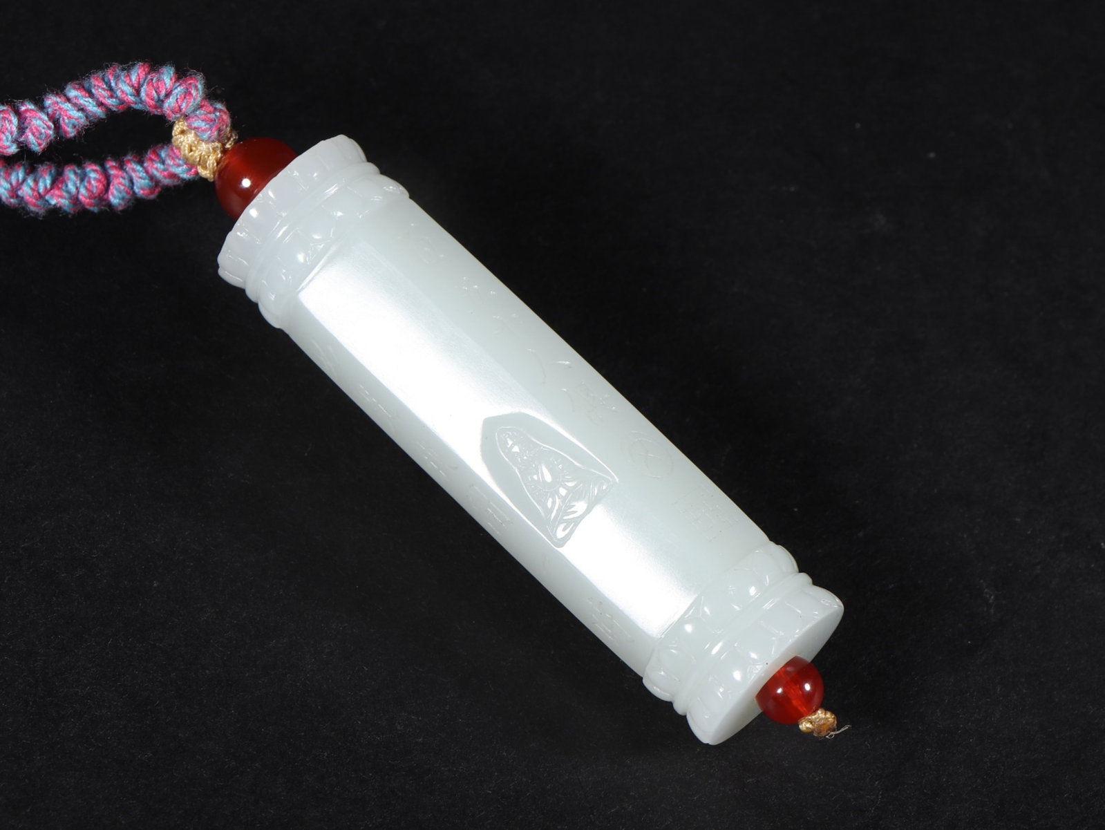 An Exquisite White Jade Figure Pattern Pendant: An Exquisite White Jade Figure Pattern Pendant,Qing Dynasty,China,Size:2.4inx0.7in,Weight:38g 白玉人物纹挂件,中国清代