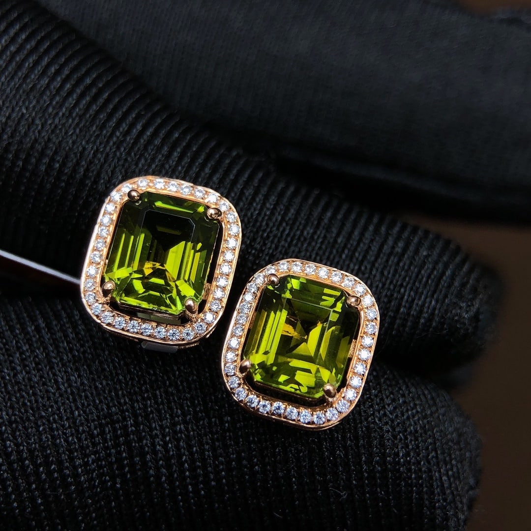A Pair of 3.5Ctw Natural Tourmaline Earrings: A Pair of 3.5Ctw Natural Tourmaline Earrings,Size:7.3mmx6.2mm 一对3.5Ctw天然碧玺耳钉