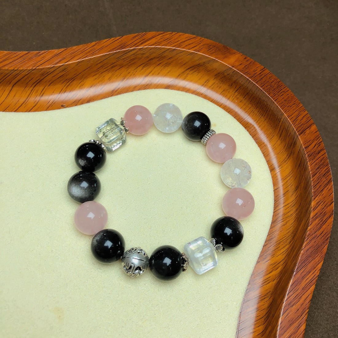 An Exquisite Crystal Bracelet: An Exquisite Crystal Bracelet,Size:12.7mm,10.2mmx10.2mm,Weight:39.3g 水晶手串