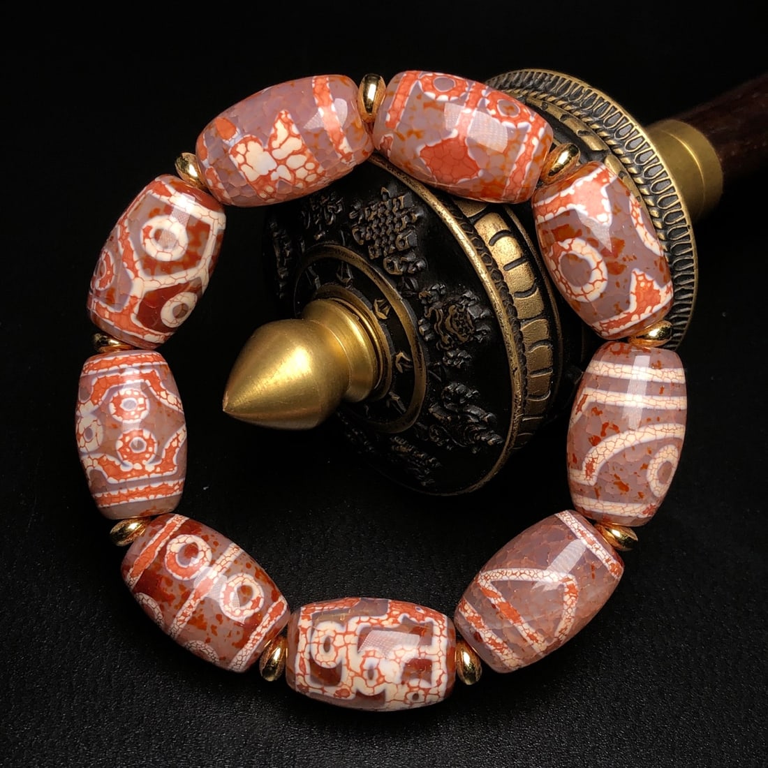 An Exquisite Dzi Bead Bracelet: An Exquisite Dzi Bead Bracelet,Size:21mmx13mm 天珠手串
