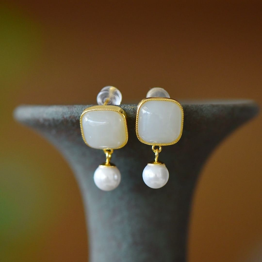 A Pair of Exquisite Sterling Silver-Gold Plated Inlaid White Jade Earrings, Inlaid Pearl: A Pair of Exquisite Sterling Silver-Gold Plated Inlaid White Jade Earrings, Inlaid Pearl,Size:10mmx10mm