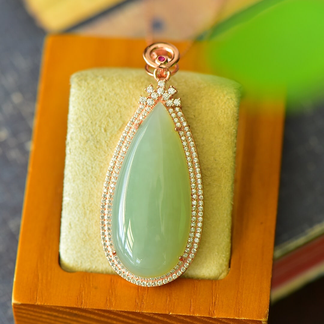 An Exquisite Sterling Silver-Gold Plated Inlaid Green Jade Necklace,Inlaid Diamond: An Exquisite Sterling Silver-Gold Plated Inlaid Green Jade Necklace,Inlaid Diamond,Size:22mmx53mm 纯银镀金镶青玉项链,嵌钻石
