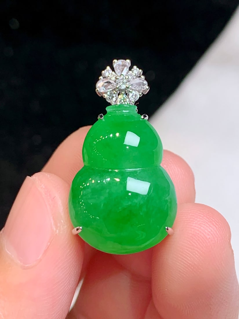 An Exquisite 18k Gold Diamond Inlaid Jadeite Pendant: An Exquisite 18k Gold Diamond Inlaid Jadeite Pendant,Size(Loose Stone):19.6mmx14.5mmx5.6mm 18k金钻镶嵌翡翠吊坠