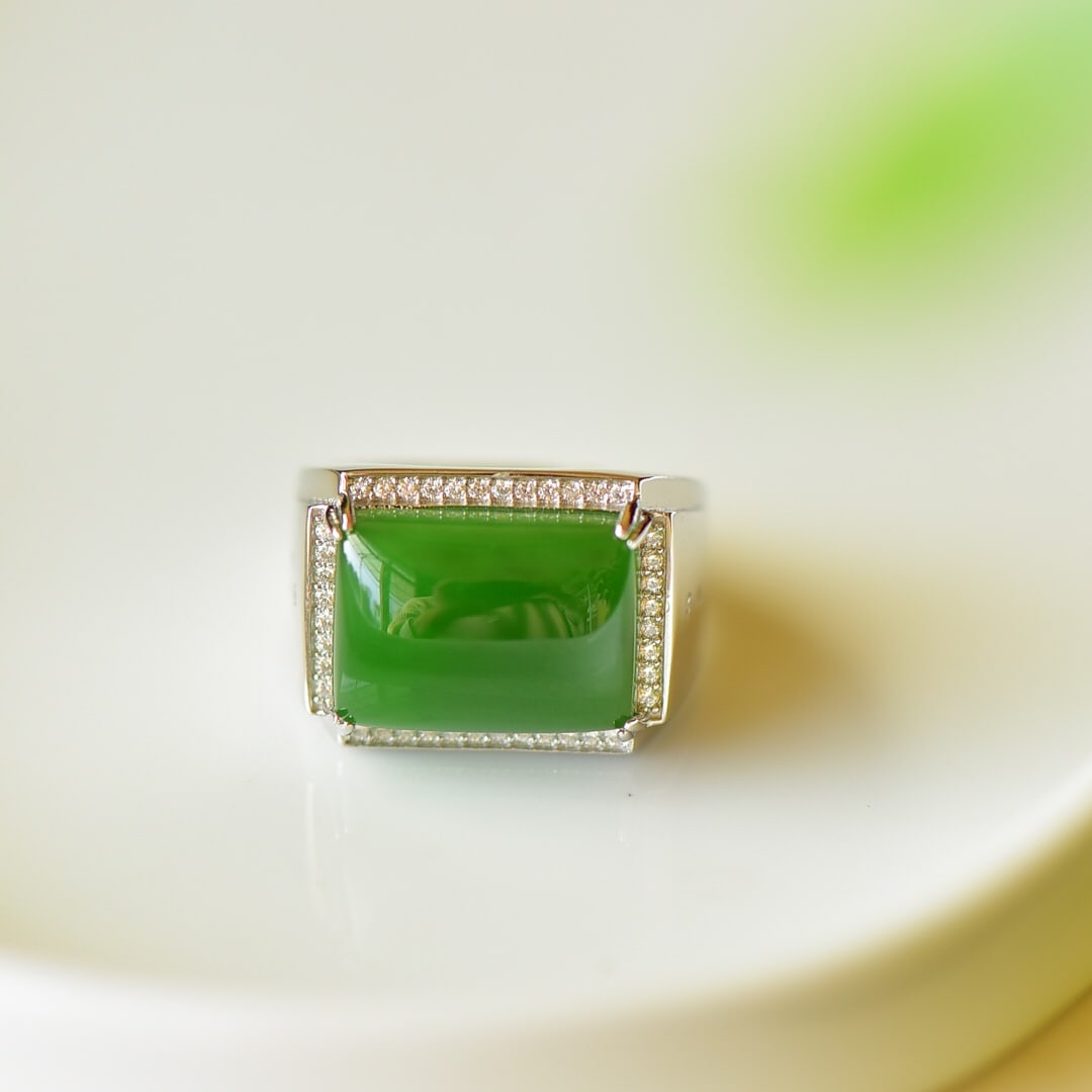 An Exquisite Sterling Silver Inlaid Jasper Ring,Inlaid Diamond: An Exquisite Sterling Silver Inlaid Jasper Ring,Inlaid Diamond,Size:15mmx20mm 纯银镶碧玉戒指,嵌钻石