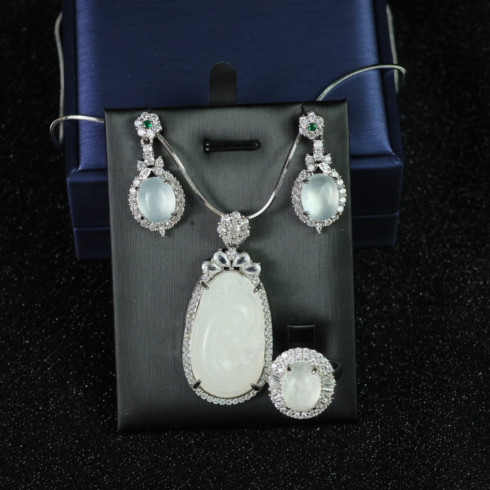 A Set of Fine Jewelry: A Set of Fine Jewelry 一套精美的首饰