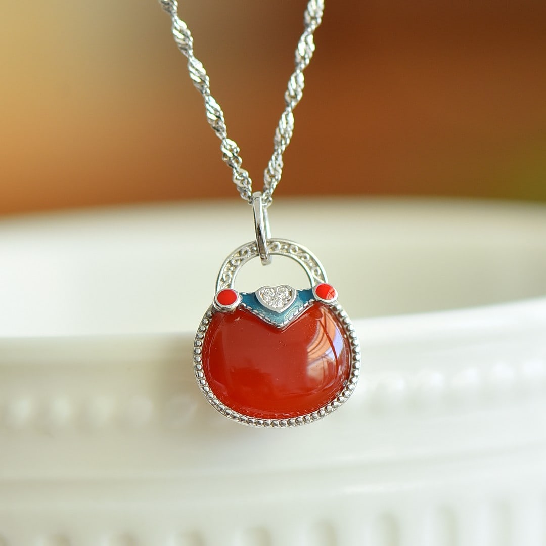 An Exquisite Sterling Silver Inlaid Agate Pendant: An Exquisite Sterling Silver Inlaid Agate Pendant,Size:10mmx12mm 纯银镶玛瑙吊坠