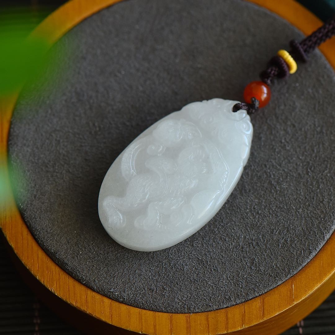 An Exquisite White Jade Monkey Pattern Pendant - 3