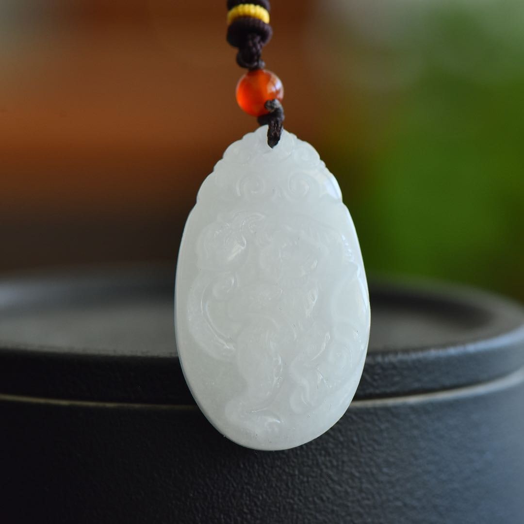 An Exquisite White Jade Monkey Pattern Pendant - 4