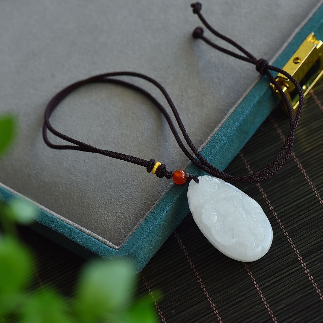An Exquisite White Jade Monkey Pattern Pendant - 5