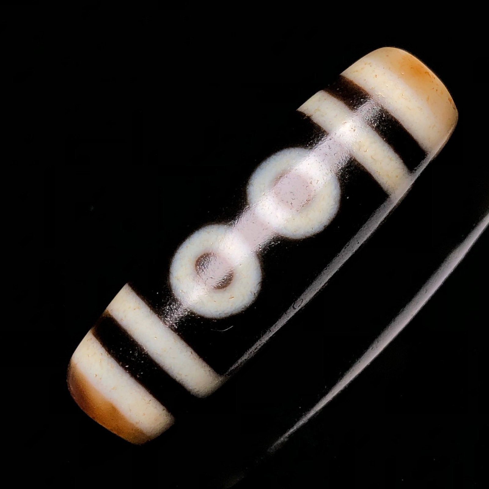 An Exquisite Dzi Bead Pendant: An Exquisite Dzi Bead Pendant,Size:37mmx12mm,Weight:8.5g 天珠挂件