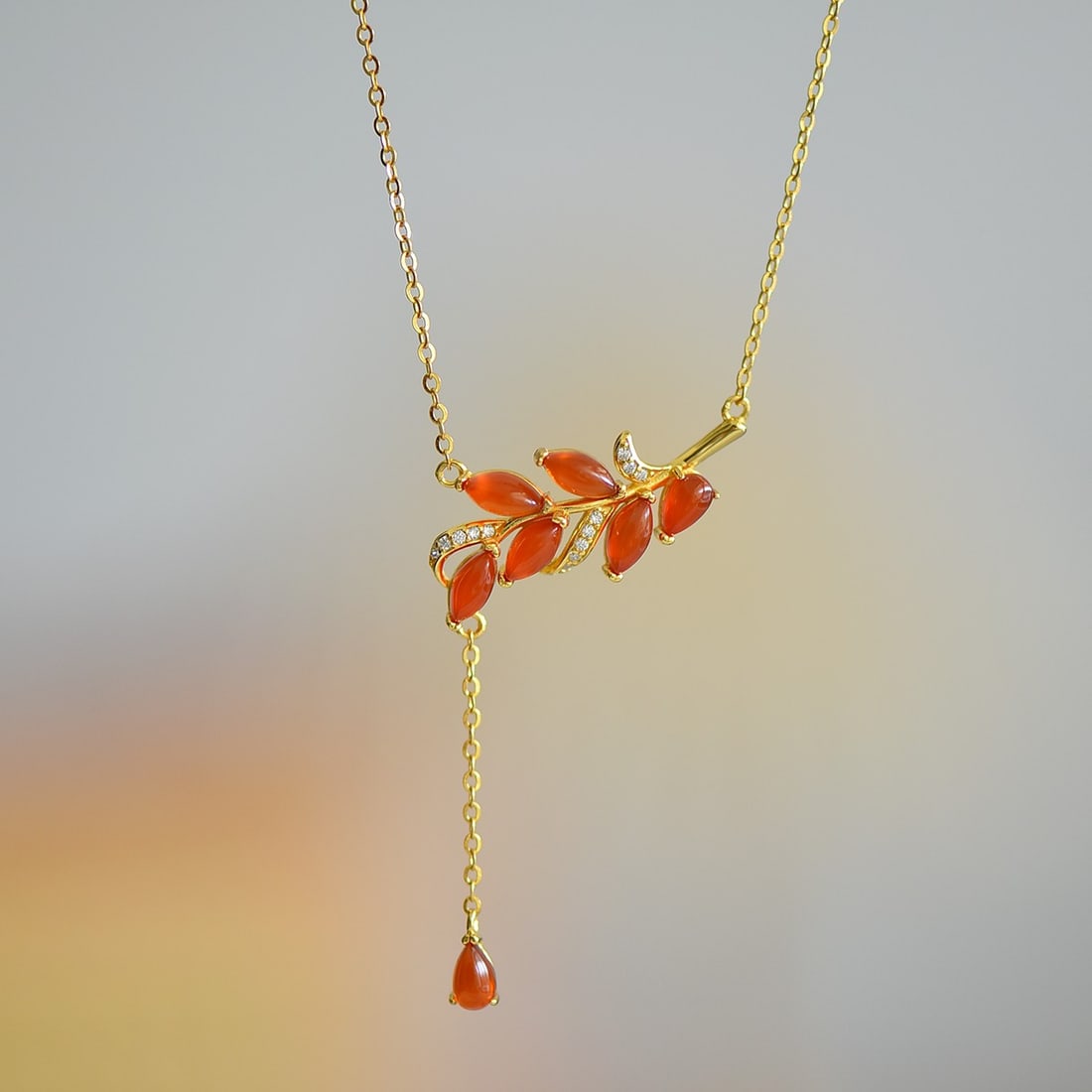 An Exquisite Sterling Silver-Gold Plated Inlaid Agate Pendant,Inlaid Diamond: An Exquisite Sterling Silver-Gold Plated Inlaid Agate Pendant,Inlaid Diamond,Size:3mmx6mm 纯银镀金镶玛瑙吊坠,嵌钻石