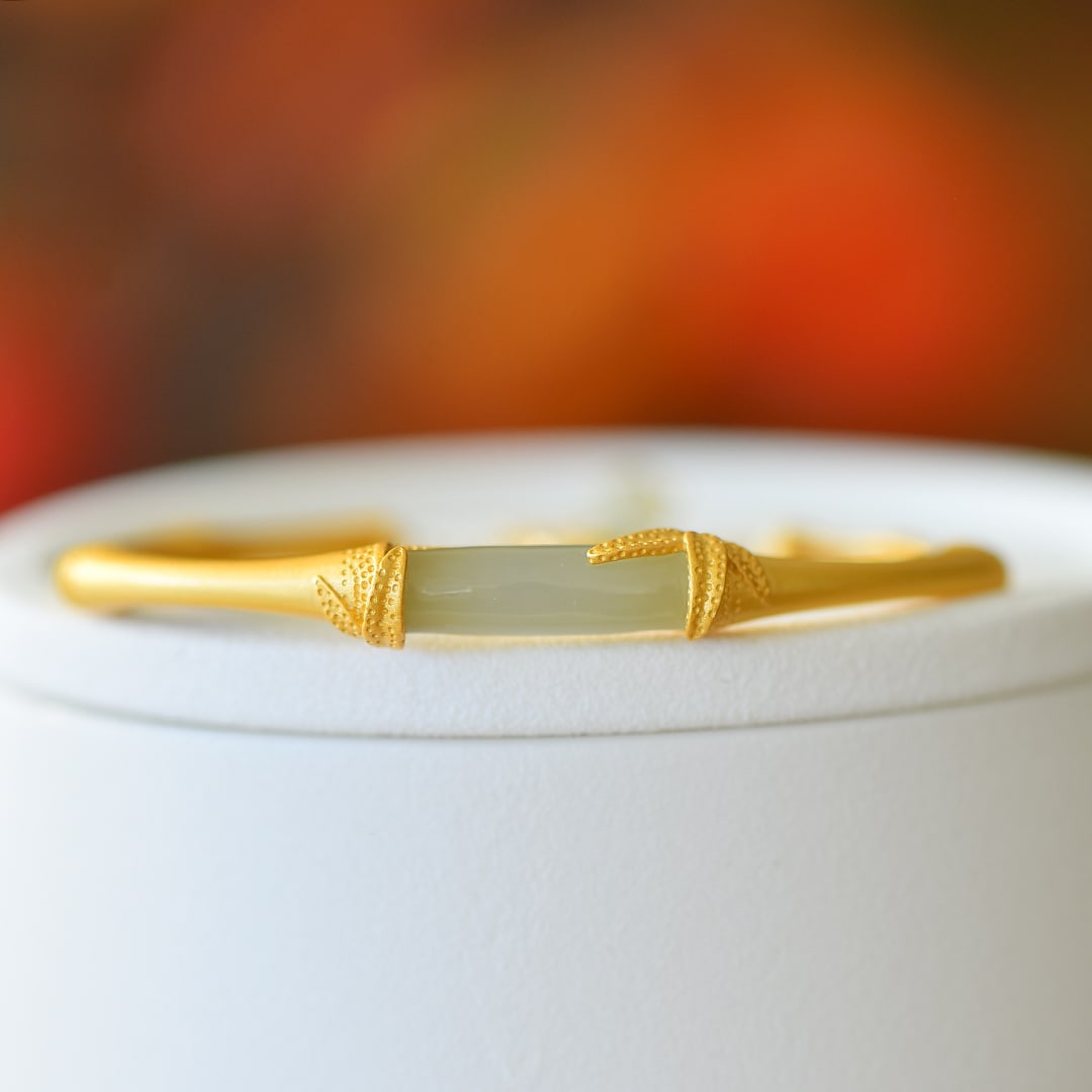 An Exquisite Sterling Silver-Gold Plated Inlaid White Jade Bracelet: An Exquisite Sterling Silver-Gold Plated Inlaid White Jade Bracelet,Size:6mmx24mm 纯银镀金镶白玉手镯