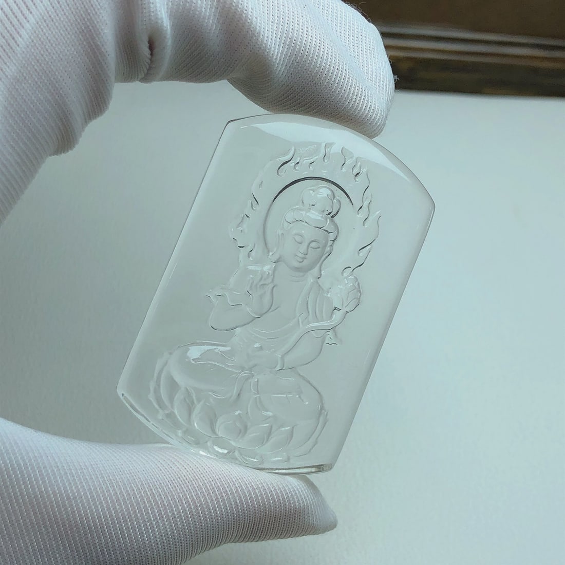 An Exquisite Crystal Statue of Bodhisattva Pendant: An Exquisite Crystal Statue of Bodhisattva Pendant,Size:51.2mmx32.3mmx10.2mm,Weight:32.4g 水晶菩萨像挂件