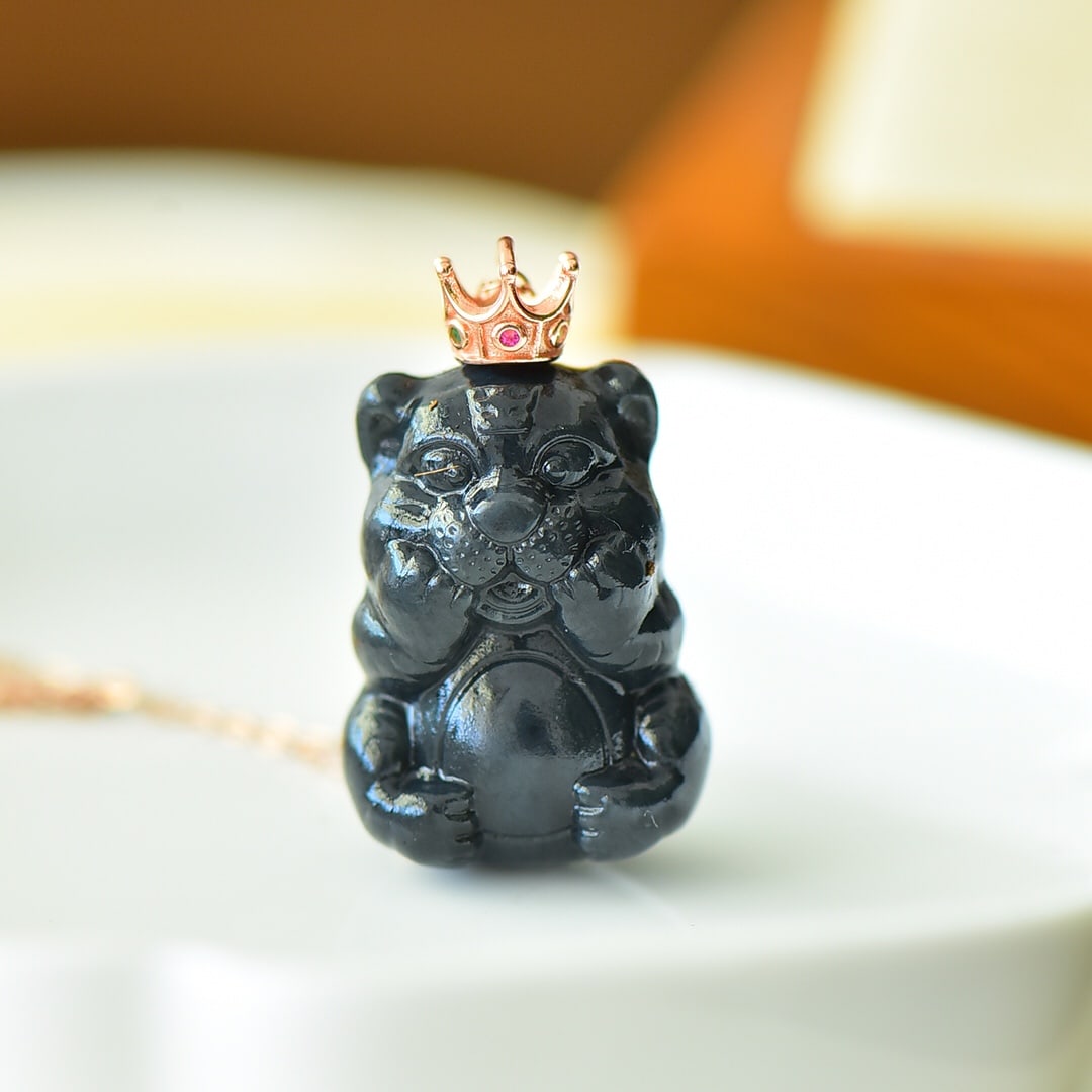 An Exquisite Sterling Silver Inlaid Black Jade Necklace: An Exquisite Sterling Silver Inlaid Black Jade Necklace,Size:18mmx31mm 纯银镶墨玉项链