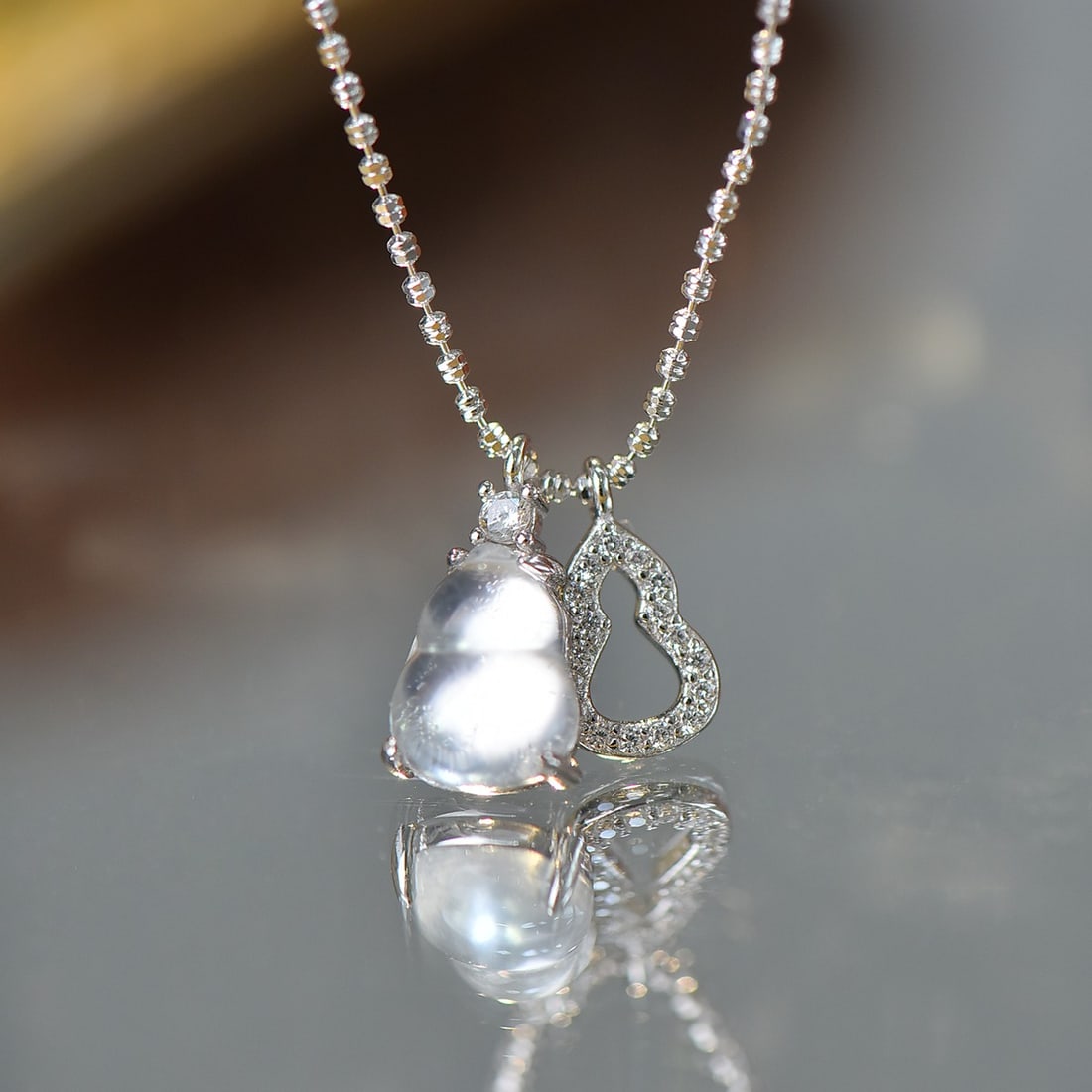 An Exquisite Sterling Silver Inlaid White Jade Necklace,Inlaid Diamond: An Exquisite Sterling Silver Inlaid White Jade Necklace,Inlaid Diamond,Size:7mmx9mm 纯银镶白玉项链,嵌钻石
