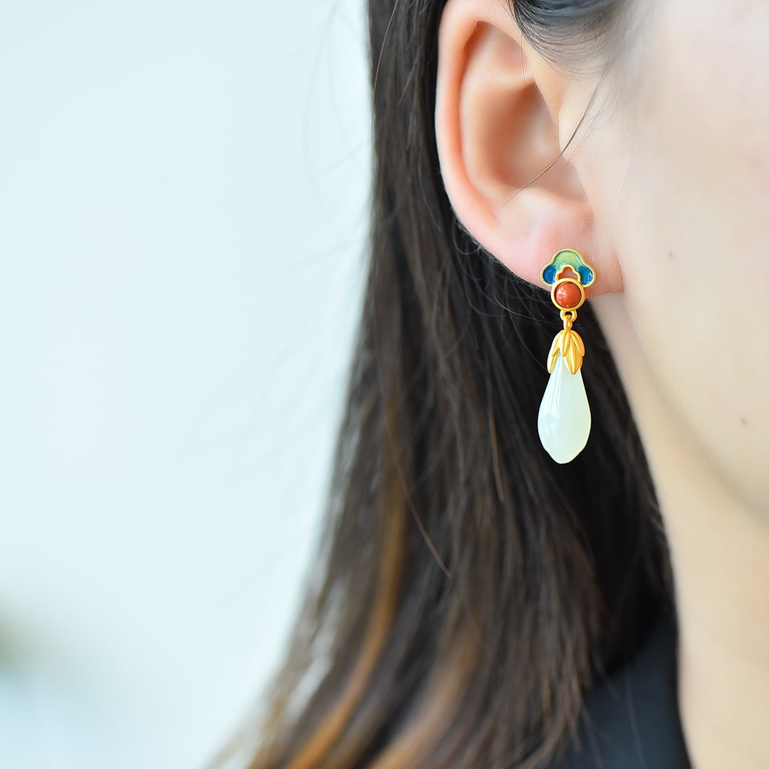 A Pair of Exquisite Sterling Silver-Gold Plated Inlaid White Jade Enamel Earrings: A Pair of Exquisite Sterling Silver-Gold Plated Inlaid White Jade Enamel Earrings,Size:8mmx19mm 一对纯银镀金镶白玉珐琅耳环
