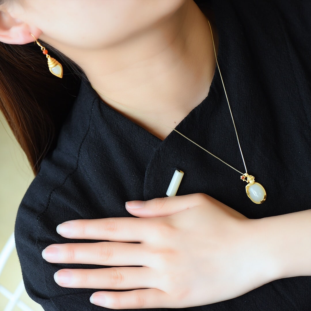 A Set of Fine Sterling Silver-Gold Plated Inlaid White Jade Jewelrys: A Set of Fine Sterling Silver-Gold Plated Inlaid White Jade Jewelrys,Size:(Earrings)7mmx9mm,(Pendant)16mmx14mm 一套纯银镀金镶白玉首饰
