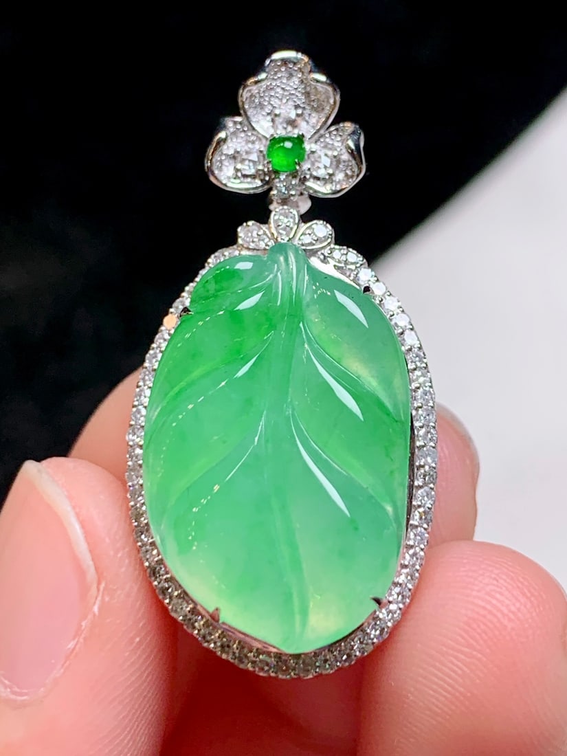 An Exquisite 18k Gold Diamond Inlaid Jadeite Pendant: An Exquisite 18k Gold Diamond Inlaid Jadeite Pendant,Size(Loose Stone):21mmx13.5mmx3.3mm 18k金钻镶嵌翡翠吊坠