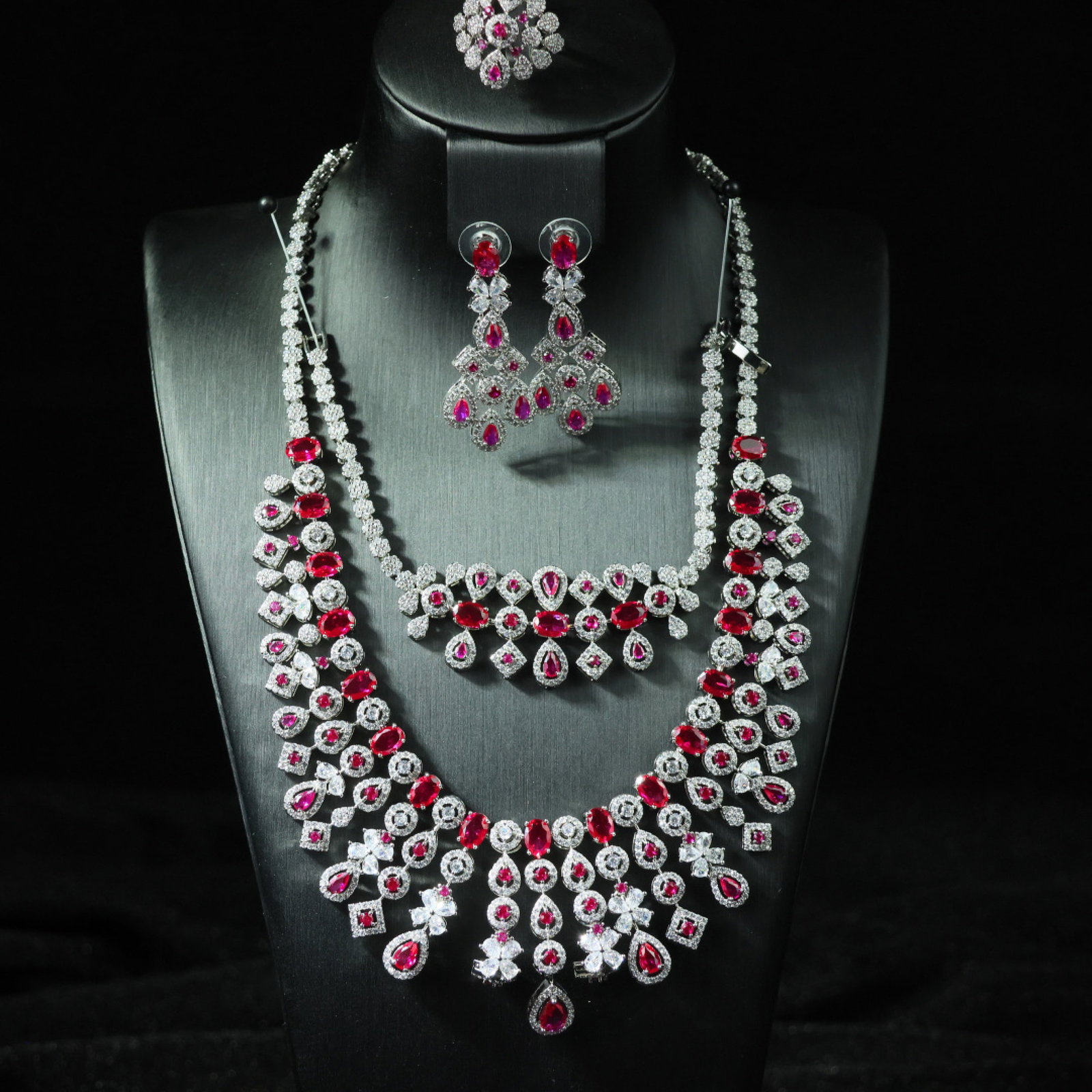 A Set of Fine Jewelry: A Set of Fine Jewelry 一套精美的首饰