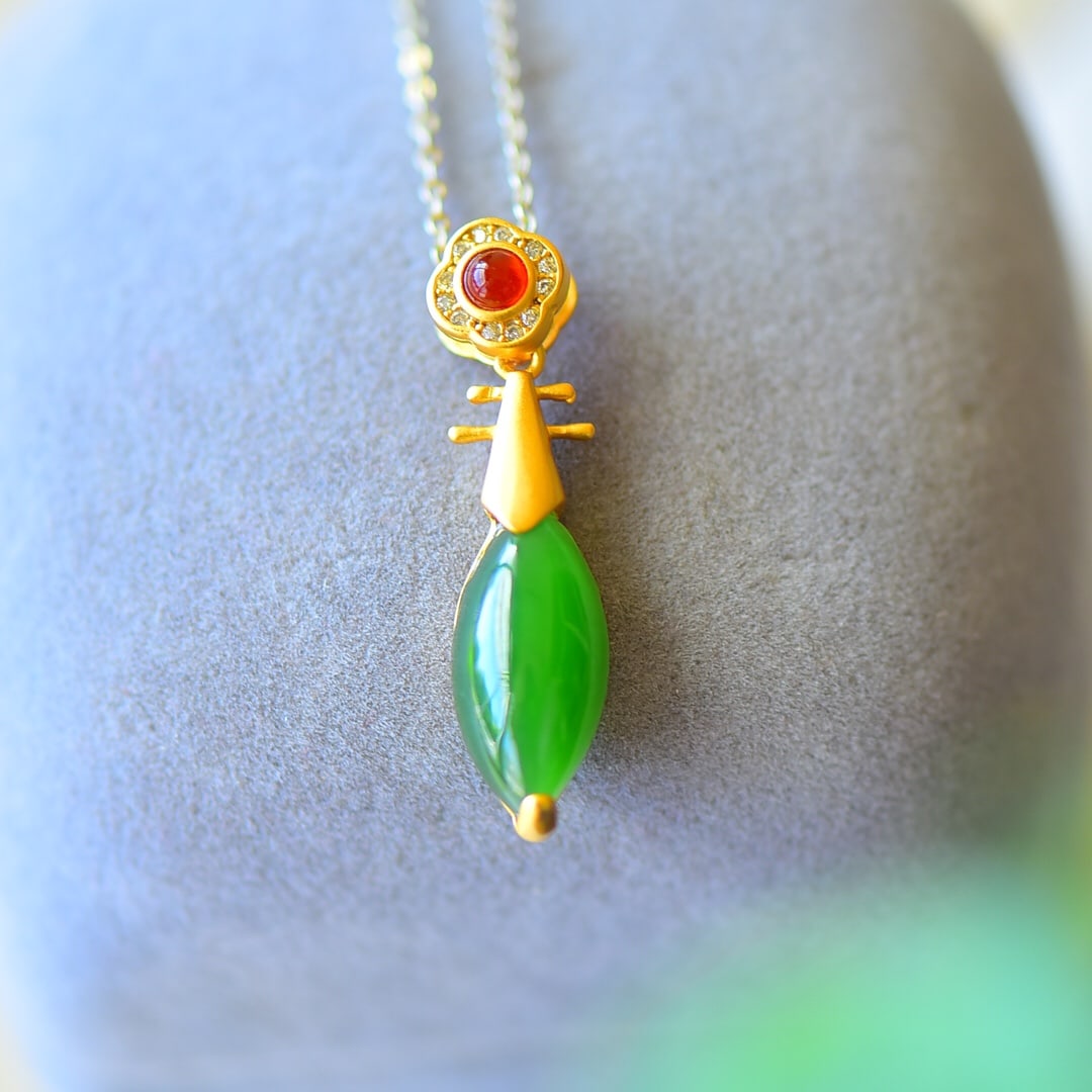 An Exquisite Sterling Silver-Gold Plated Inlaid Jasper Necklace,Inlaid Diamond: An Exquisite Sterling Silver-Gold Plated Inlaid Jasper Necklace,Inlaid Diamond,Size:8mmx32mm 纯银镀金镶碧玉项链,嵌钻石