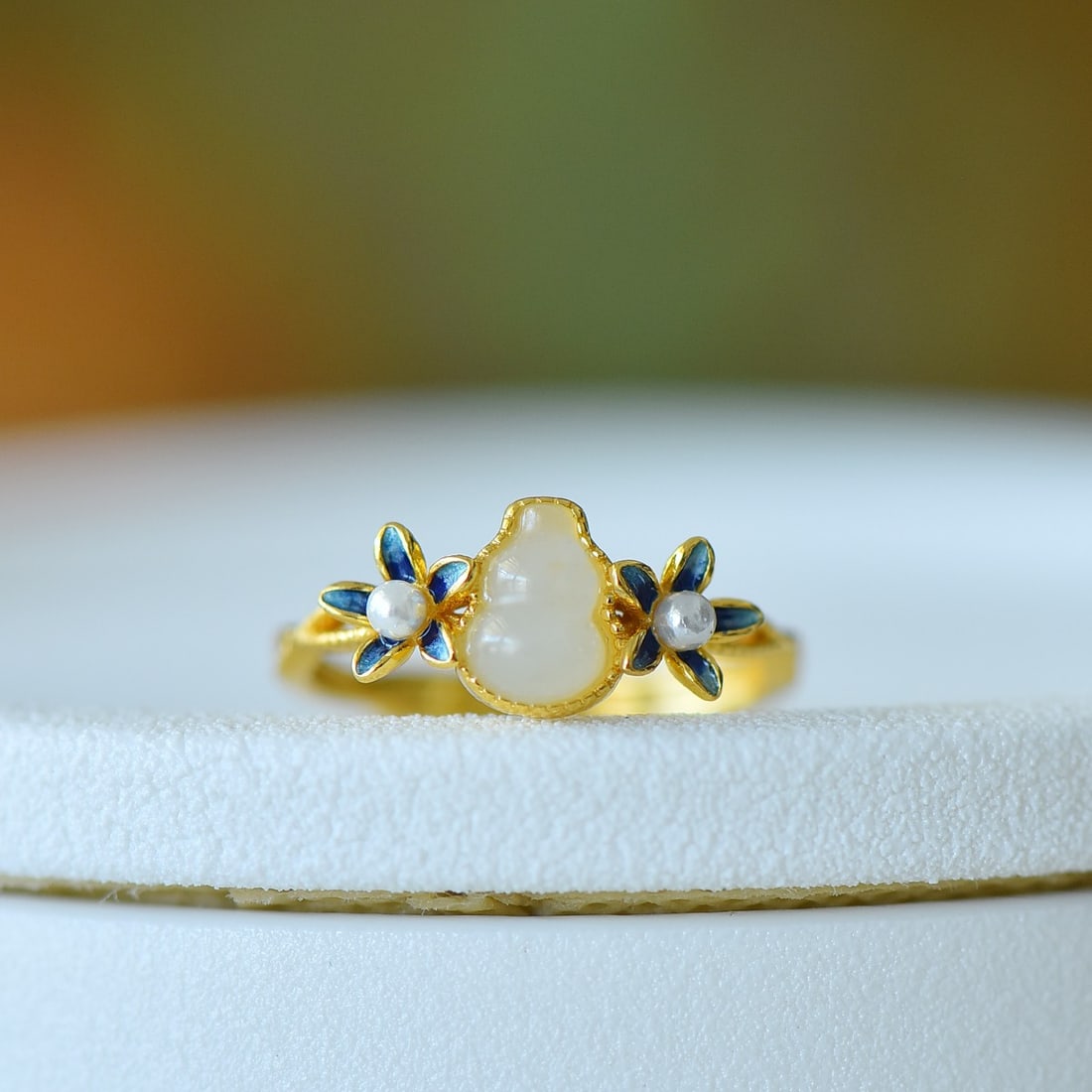 An Exquisite Sterling Silver-Gold Plated Inlaid White Jade Gourd Ring,Inlaid Pearls: An Exquisite Sterling Silver-Gold Plated Inlaid White Jade Gourd Ring,Inlaid Pearls,Size:5mmx7mm 纯银镀金镶白玉葫芦戒指,嵌ஔ