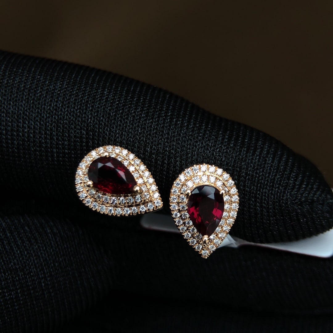 A Pair of 2Ctw Natural Tourmaline Earrings: A Pair of 2Ctw Natural Tourmaline Earrings,Size:4.5mmx6.5mm 一对2Ctw天然碧玺耳环