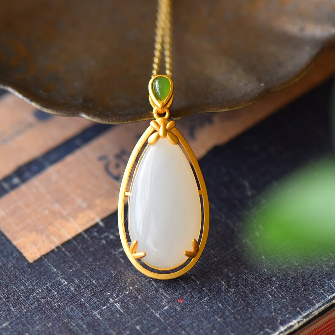 An Exquisite Sterling Silver-Gold Plated Inlaid White Jade Necklace,Inlaid Jasper: An Exquisite Sterling Silver-Gold Plated Inlaid White Jade Necklace,Inlaid Jasper,Size:16mmx37mm 纯银镀金镶白玉项链,嵌碧玉