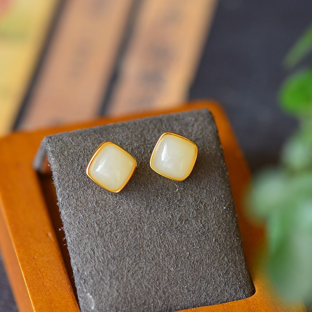 A Pair of Exquisite Sterling Silver-Gold Plated Inlaid White Jade Earrings: A Pair of Exquisite Sterling Silver-Gold Plated Inlaid White Jade Earrings,Size:9mmx9mm 一对纯银镀金镶白玉耳钉