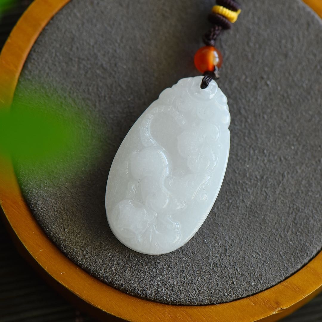 An Exquisite White Jade Mouse Pattern Pendant: An Exquisite White Jade Mouse Pattern Pendant 白玉鼠纹挂件