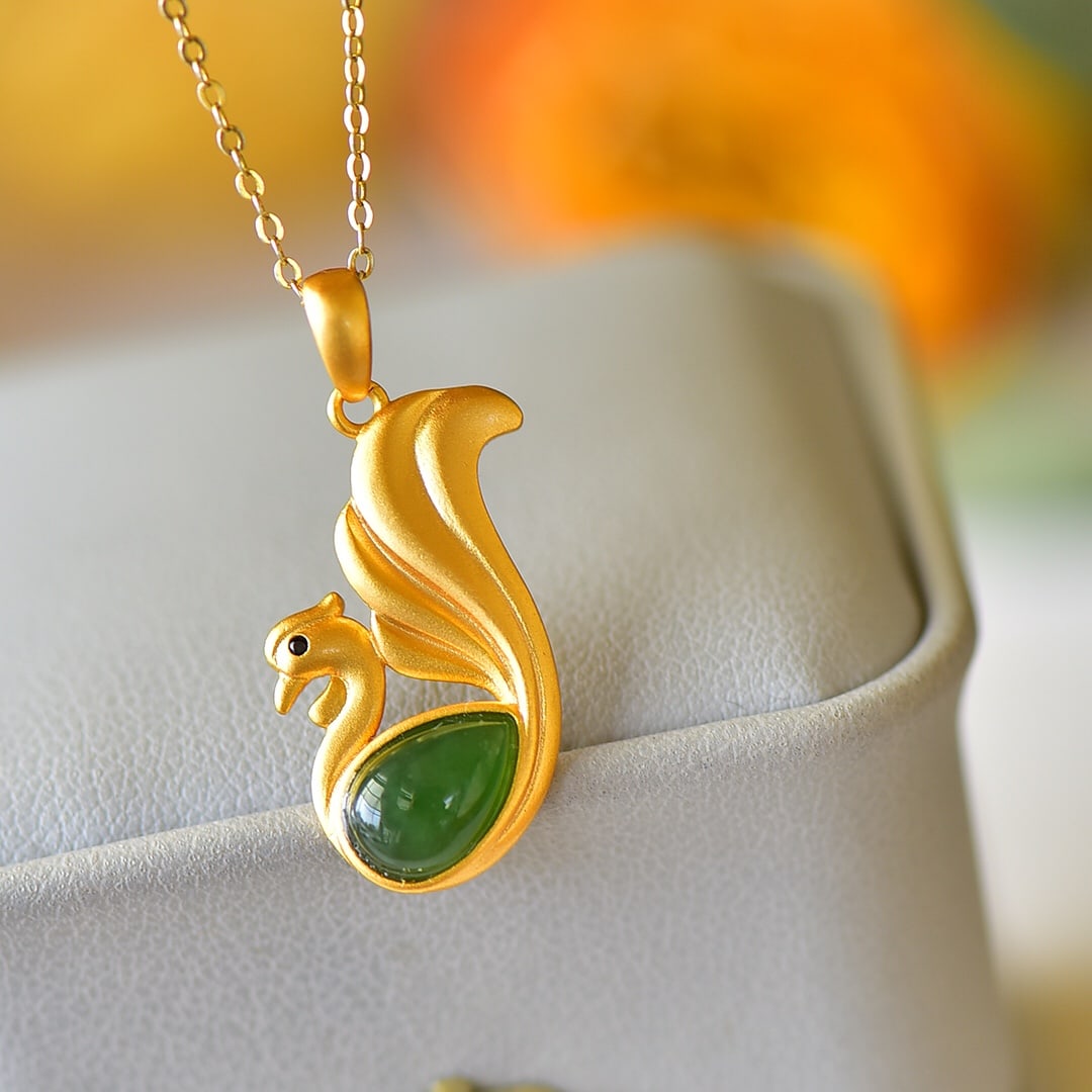 An Exquisite Sterling Silver-Gold Plated Inlaid Jasper Pendant: An Exquisite Sterling Silver-Gold Plated Inlaid Jasper Pendant 纯银镀金镶碧玉项链
