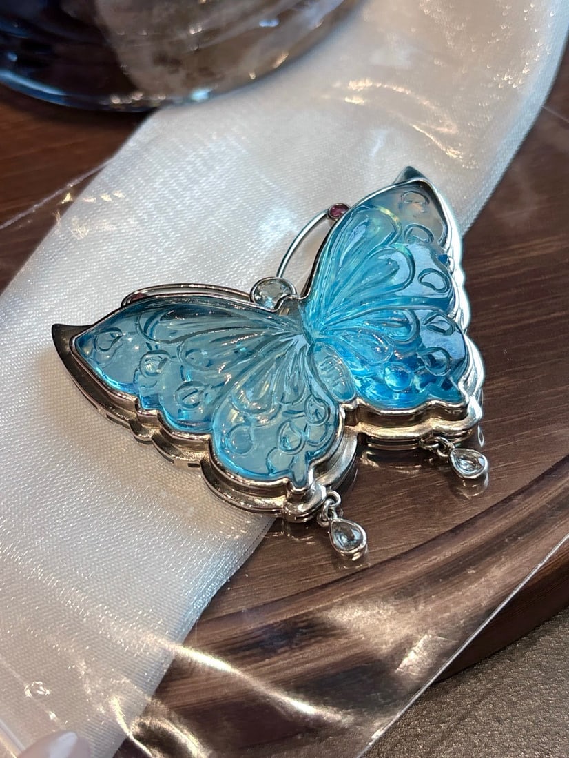 An Exquisite Aquamarine Butterfly Necklace: An Exquisite Aquamarine Butterfly Necklace,Size:59mmx44mmx14mm,Weight:36.5g 海蓝宝蝴蝶吊坠