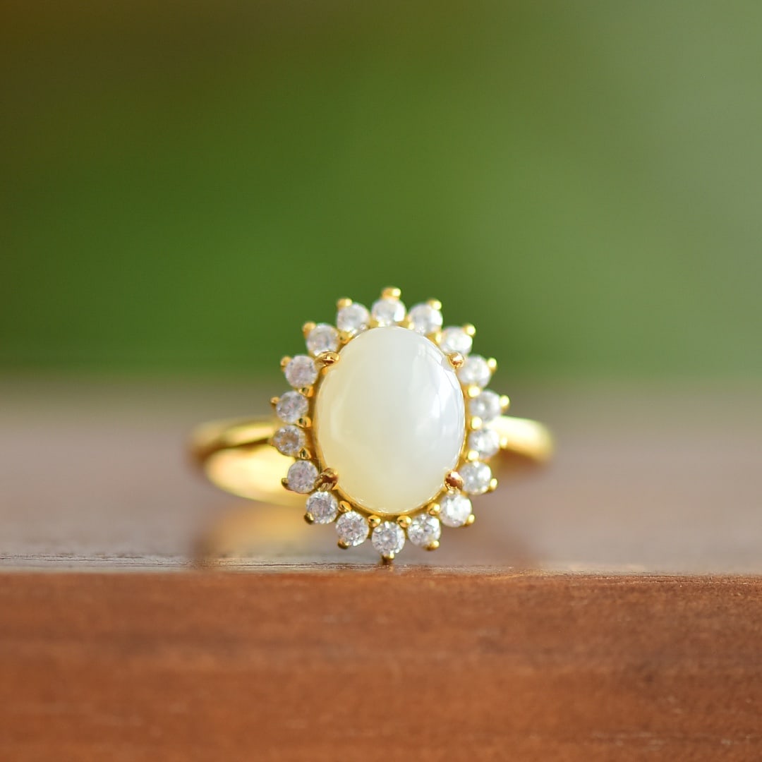 An Exquisite Sterling Silver-Gold Plated Inlaid White Jade Ring: An Exquisite Sterling Silver-Gold Plated Inlaid White Jade Ring,Size:8mmx10mm 纯银镀金镶白玉戒指